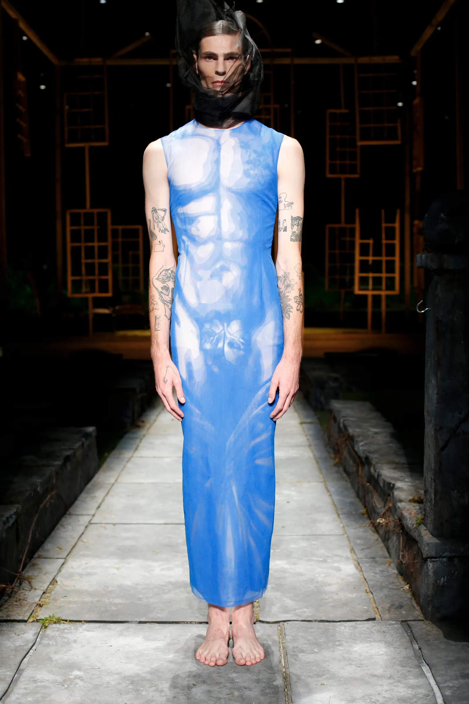 L'image peut contenir des vêtements Robe Manches Personne adulte Tenue de soirée Debout Mode Robe de soirée Peau et tatouage