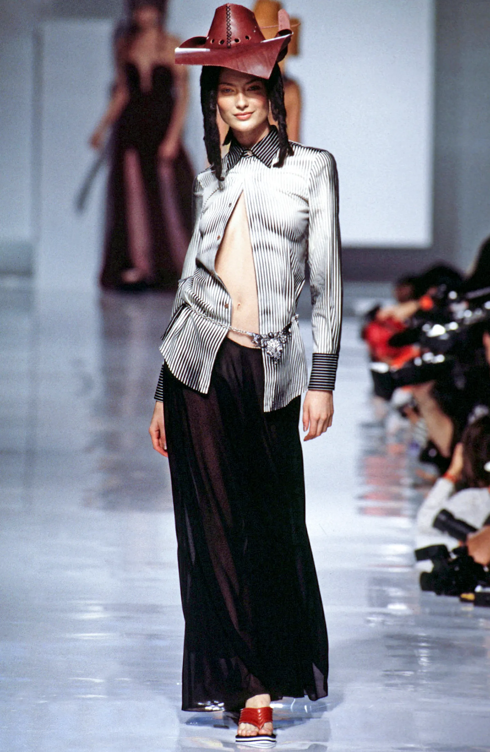 L'image peut contenir Shalom Harlow Personne adulte Mode Vêtements de cérémonie Vêtements Chapeau Piste Manteau Costume et manches longues