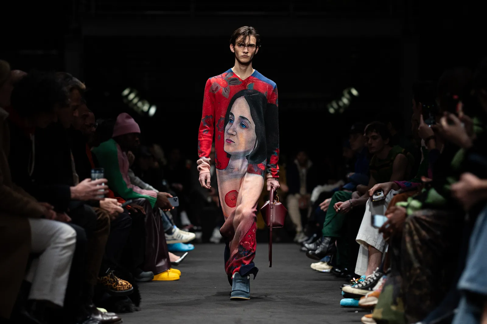 L'image peut contenir Marina Raskova Mode Vêtements pour adultes à manches longues Performer et performance solo