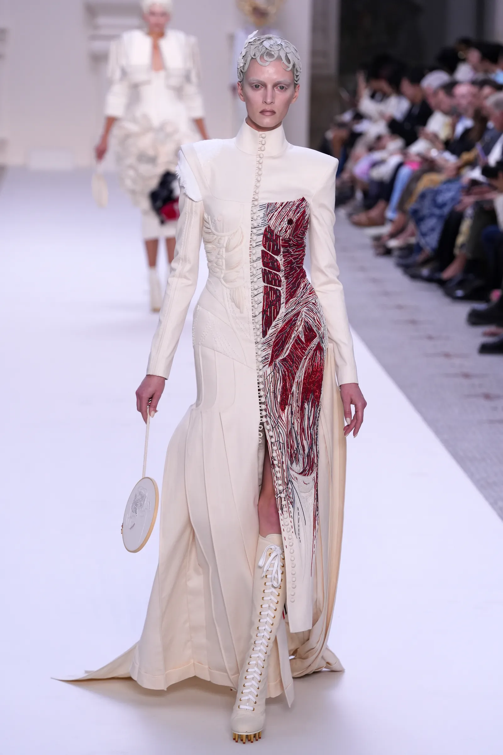 L'image peut contenir Daria Strokous Personne Vêtements Robe Mode Tenue de soirée Robe de mariée Robe de mariée et adulte