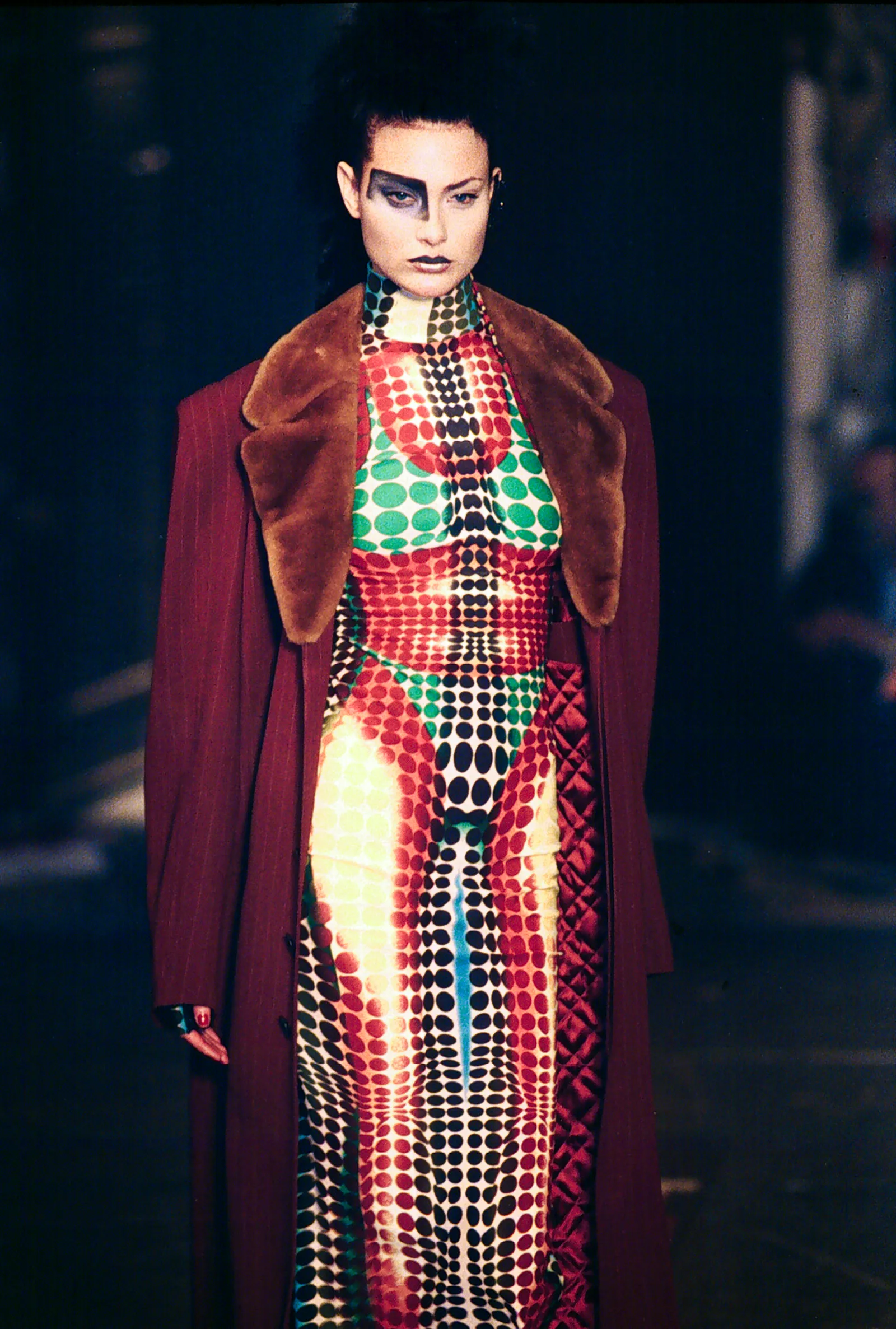 L'image peut contenir Shalom Harlow Fashion Cape Vêtements Personne adulte Manteau Visage et tête