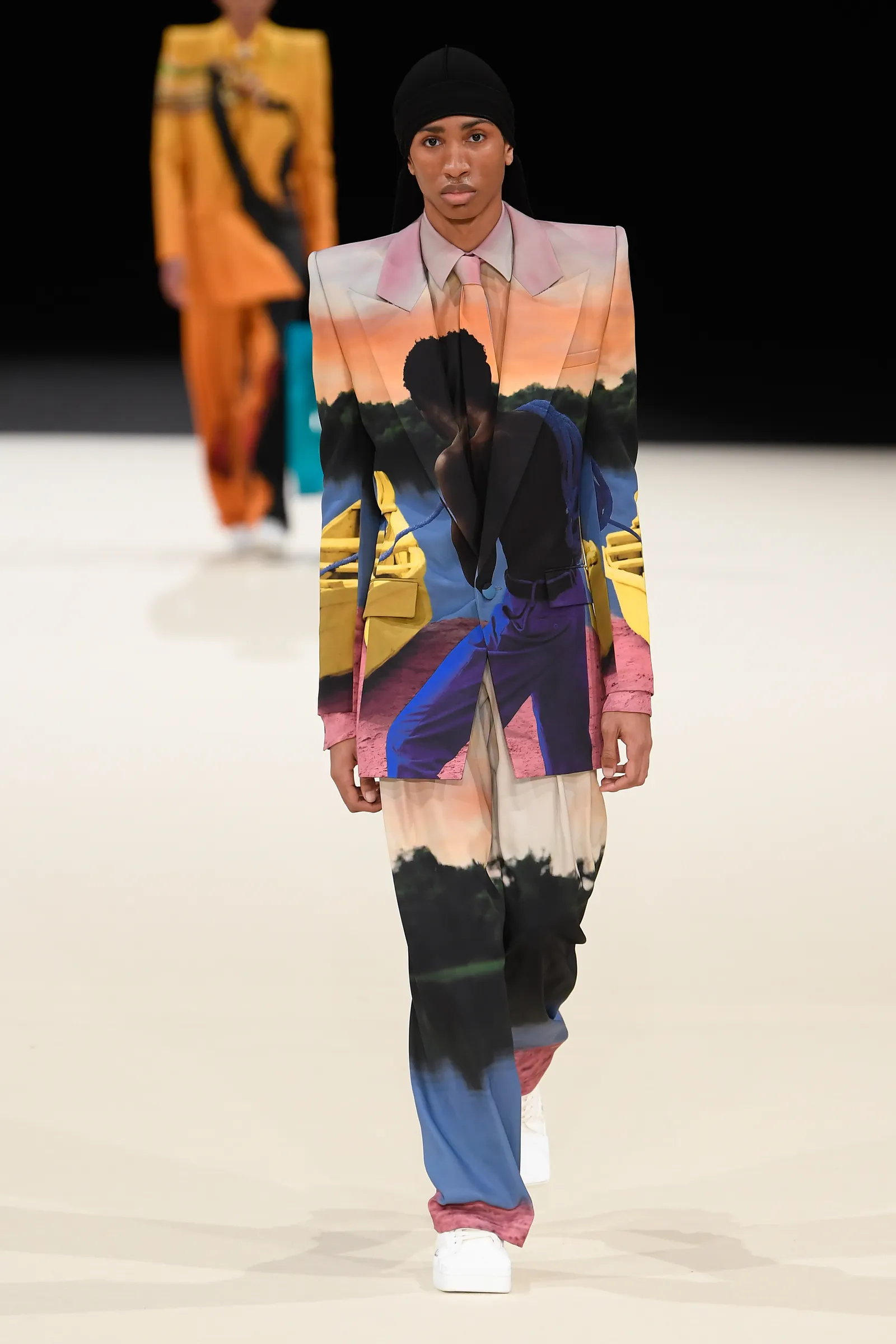 L'image peut contenir Tonique WilliamsDarling Fashion Vêtements pour adultes à manches longues et manteau