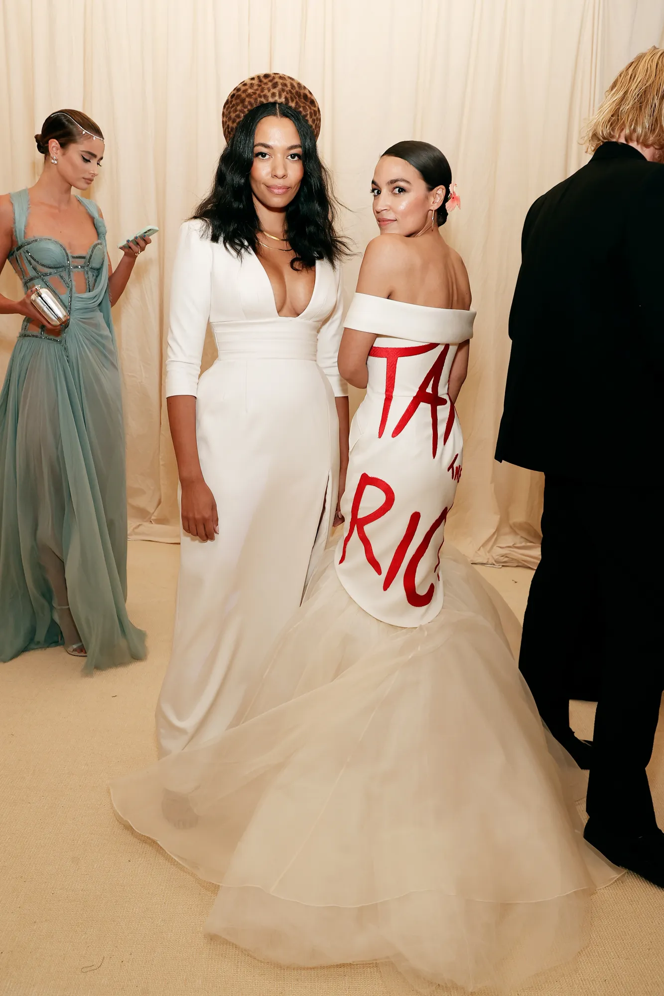 L'image peut contenir Olga Scheps Taylor Marie Hill Vêtements Robe Mode Tenue de soirée Robe de mariée et robe de mariée