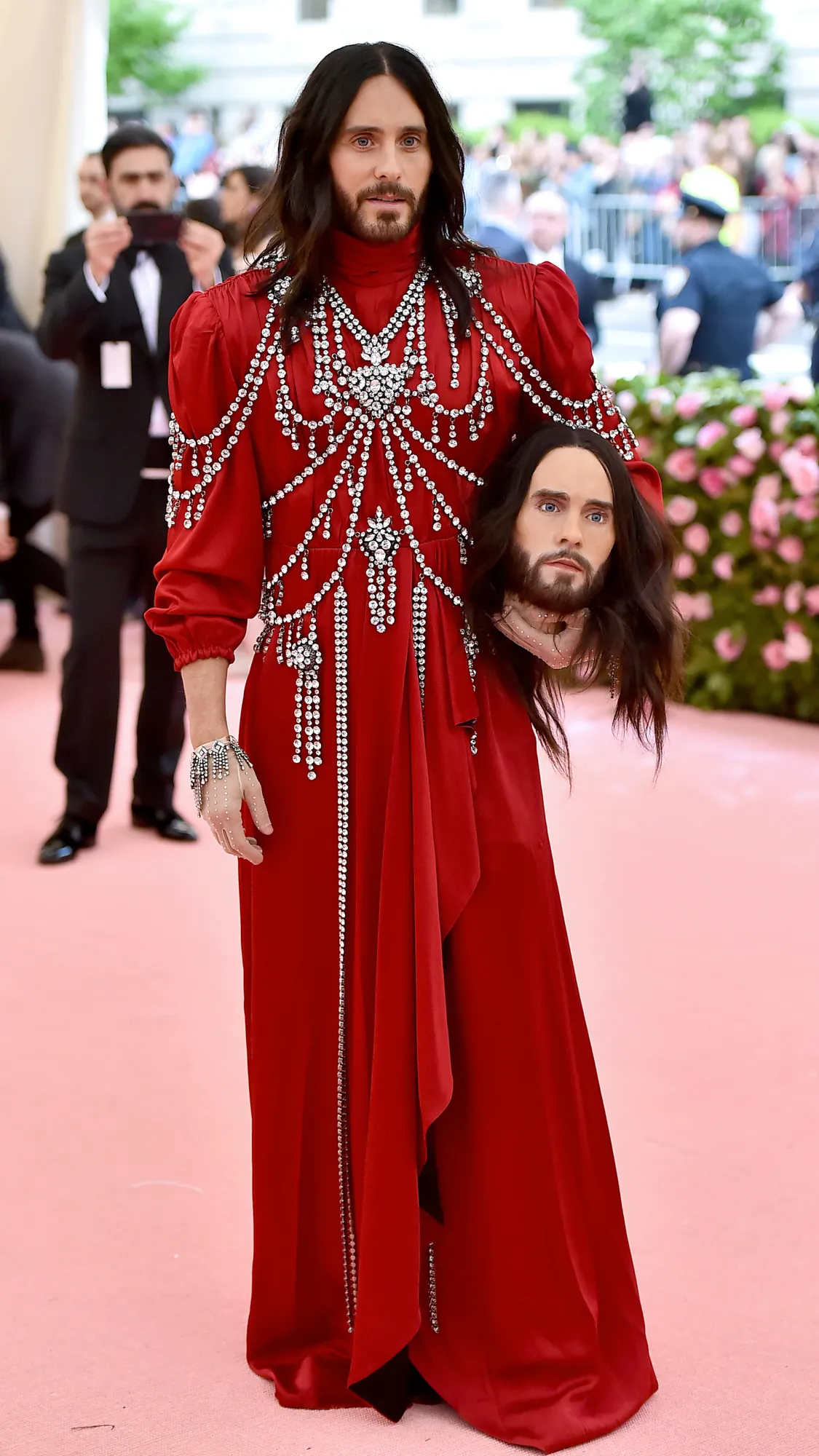 L'image contient peut-être Jared Leto Jared Leto Personne adulte Mode Photobombing Vêtements Robe Visage Tête et personnes