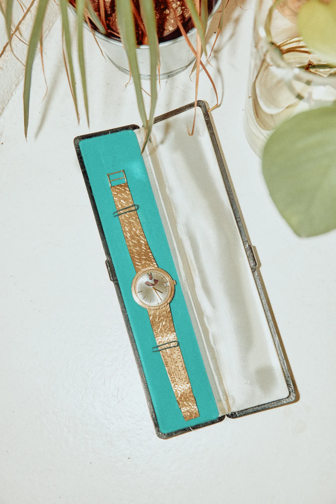 L'image peut contenir une partie du corps d'une personne et une montre-bracelet.