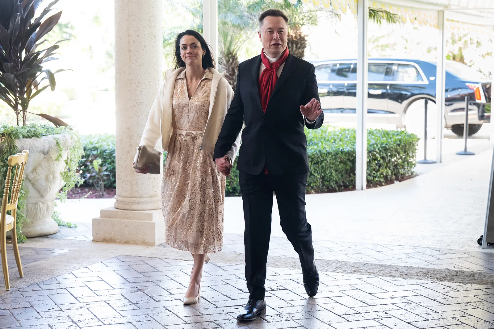 L'image peut contenir Elon Musk Personne Partie du corps Main Vêtements pour adultes Manteau Écharpe et main dans la main