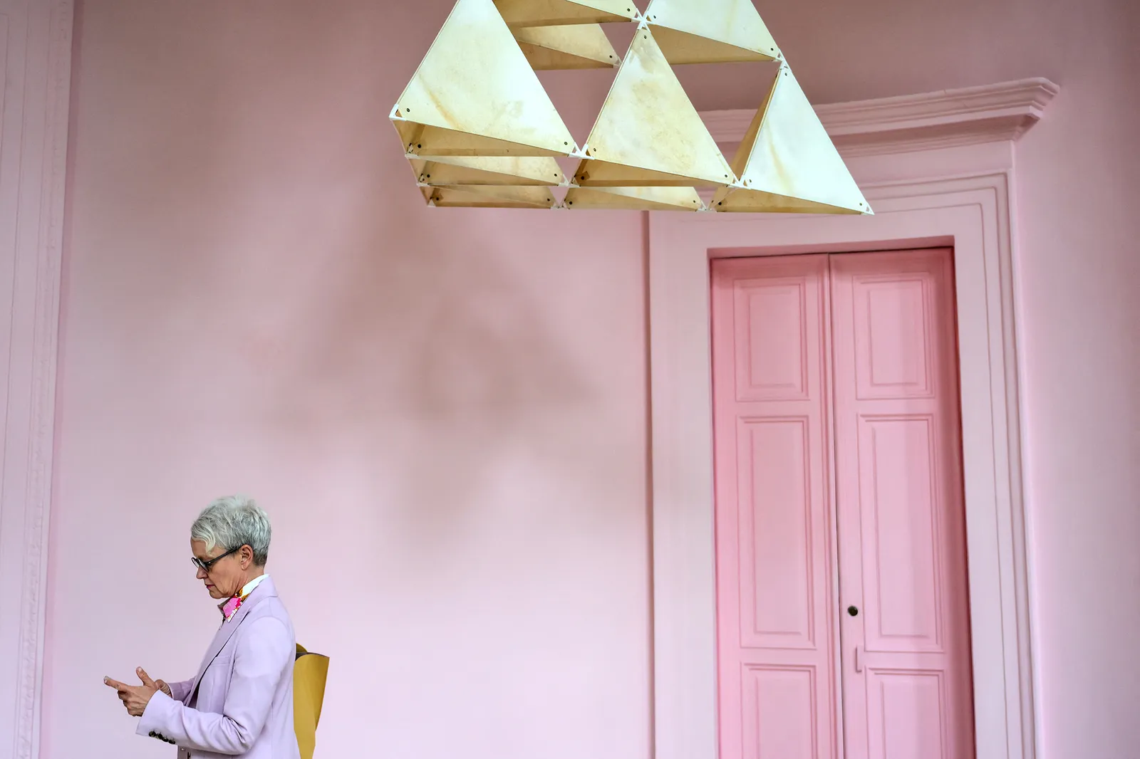 L’image peut contenir une lampe et un luminaire de design d’intérieur
