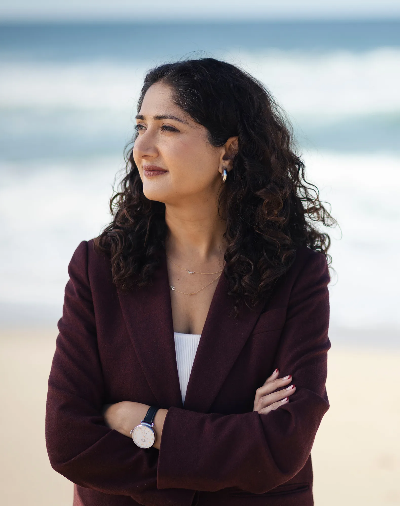 L'image peut contenir Prathyusha Blazer Vêtements Manteau Veste Tête Personne Visage Photographie Portrait et cheveux noirs