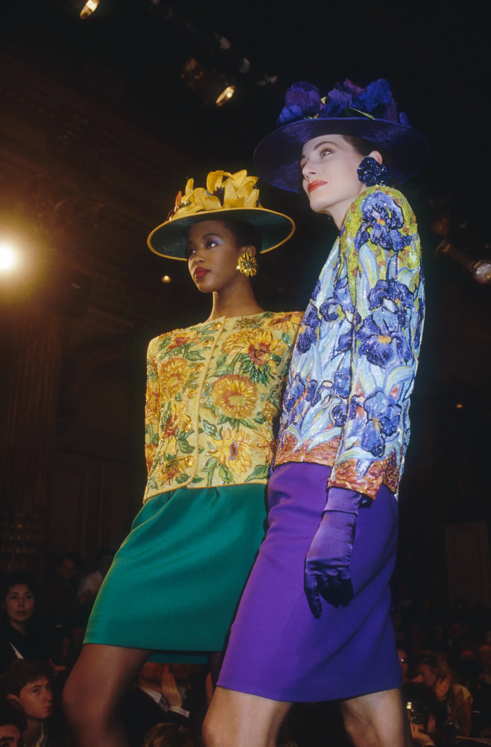 L'image peut contenir Naomi Campbell Aki Yashiro Personne Violet Adulte Éclairage Visage Tête Photographie et Portrait
