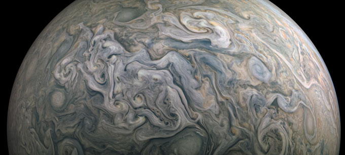 Des nuages ​​tourbillonnants couvrent l’atmosphère de Jupiter en vue rapprochée.
