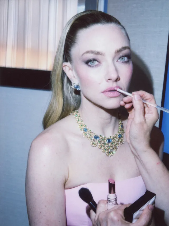 L'image peut contenir Amanda Seyfried Partie du corps Doigt Main Personne Adulte Cosmétiques Accessoires Bijoux et collier