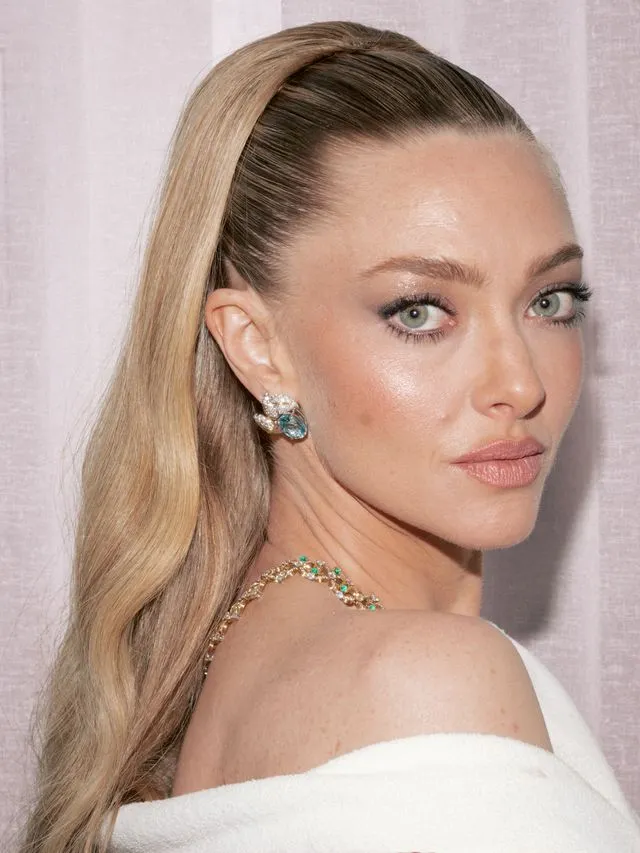 L'image peut contenir Amanda Seyfried cheveux personne adulte mariage et queue de cheval