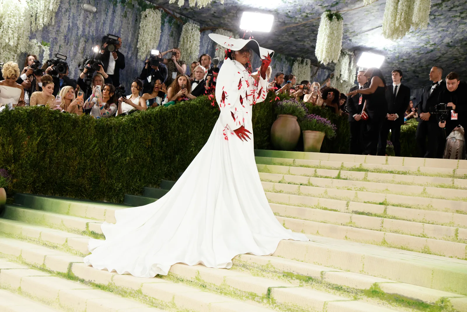 L'image peut contenir Naomi Osaka Sita Gussain Vêtements Robe Mode Vêtements de cérémonie Robe de mariée Robe de mariée et adulte