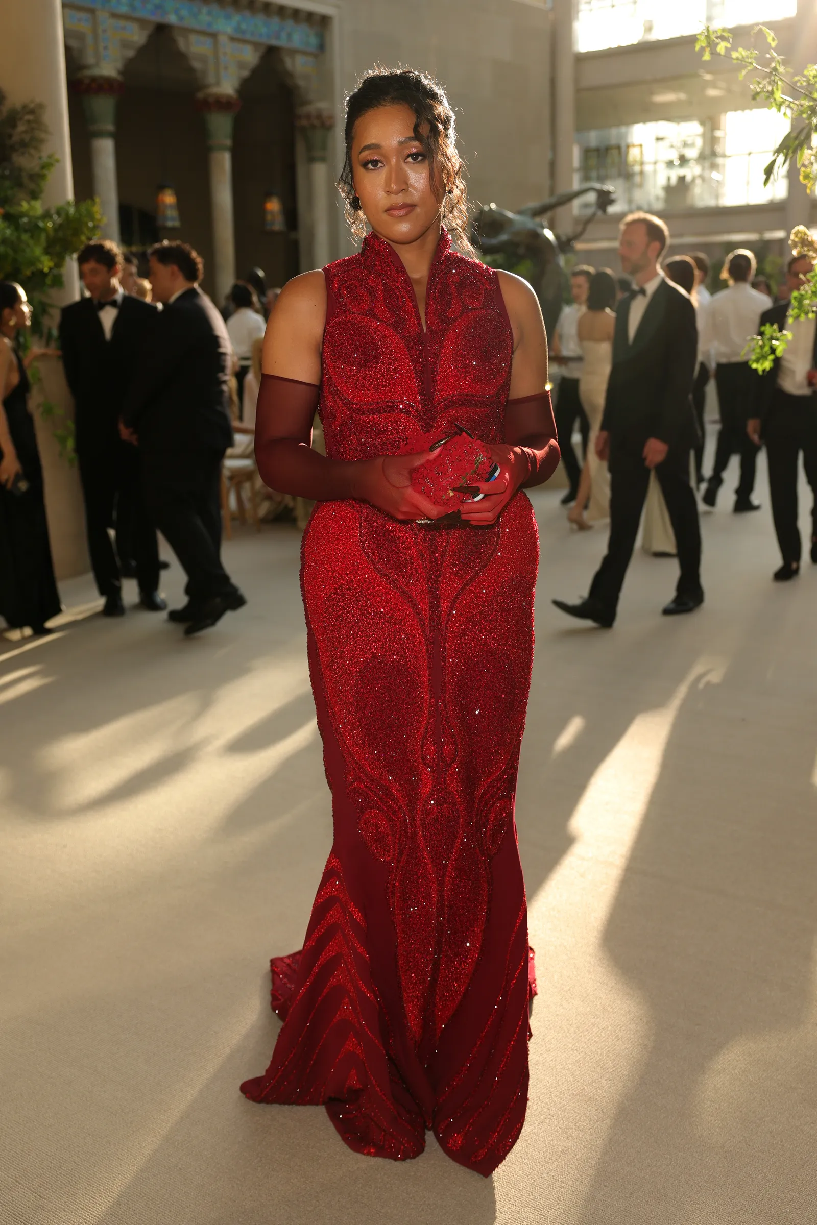 L'image peut contenir Naomi Osaka Vêtements Robe Vêtements de cérémonie Mode Personne Robe de soirée Robe de mariage et costume pour adultes