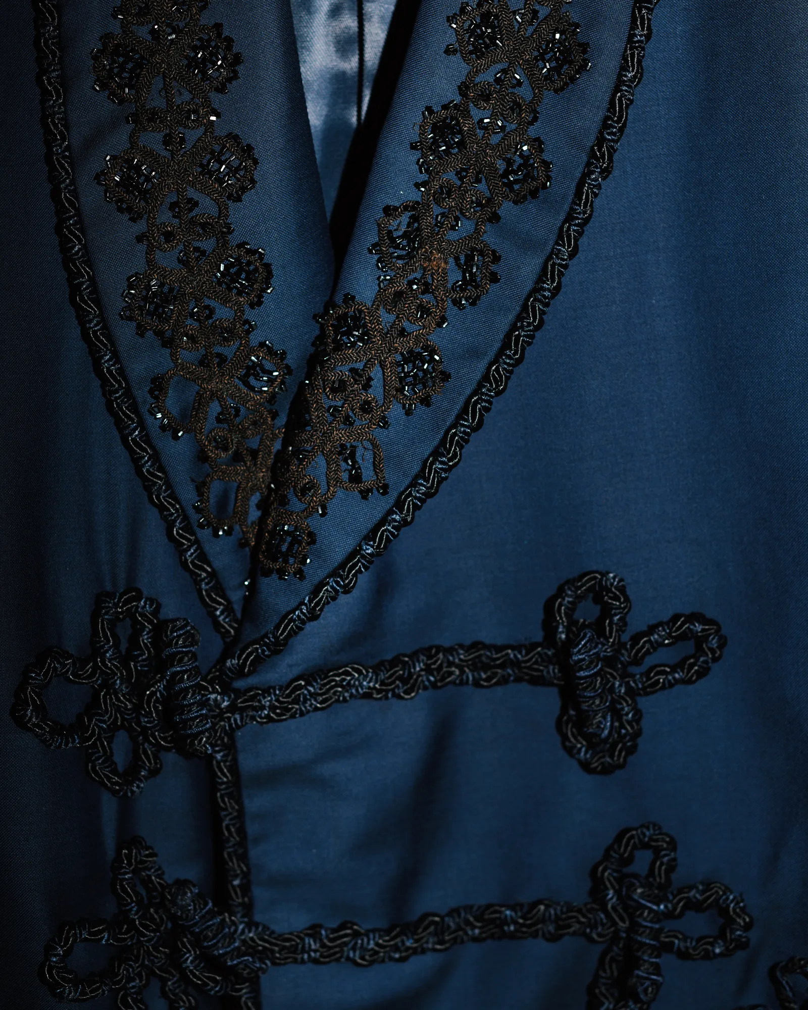 L'image peut contenir des vêtements, des vêtements, des vêtements de cérémonie, des accessoires de mode, des bijoux et des colliers.