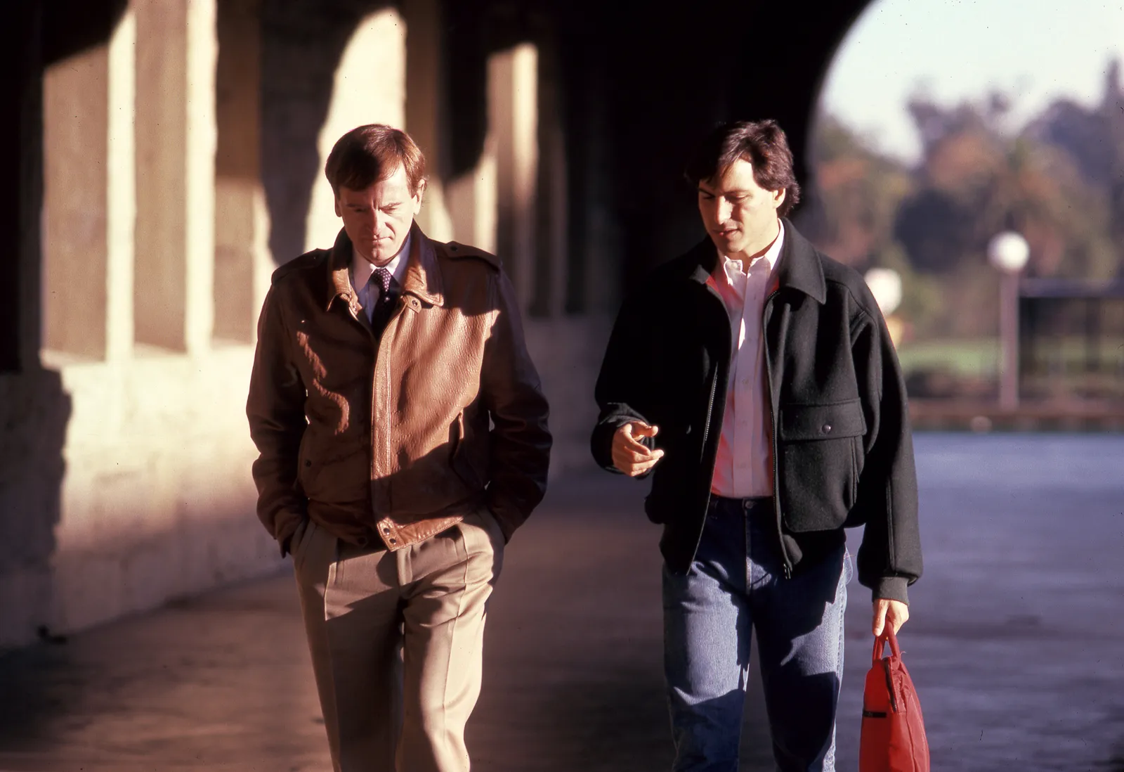 L'image peut contenir Steve Jobs John Sculley Vêtements Manteau Veste Personne adulte Blazer Visage qui marche Tête et pantalon