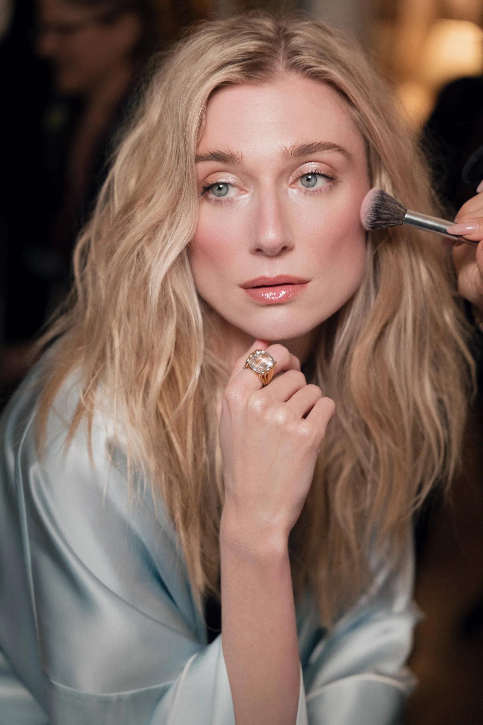 Exclusif : Elizabeth Debicki explique la référence Sly et Sparkling Royals dans son diadème vintage et sa robe Vera Wang L'image peut contenir Elizabeth Debicki Cheveux blonds Personne Brosse Appareil Outil Cosmétiques et maquillage pour adultes