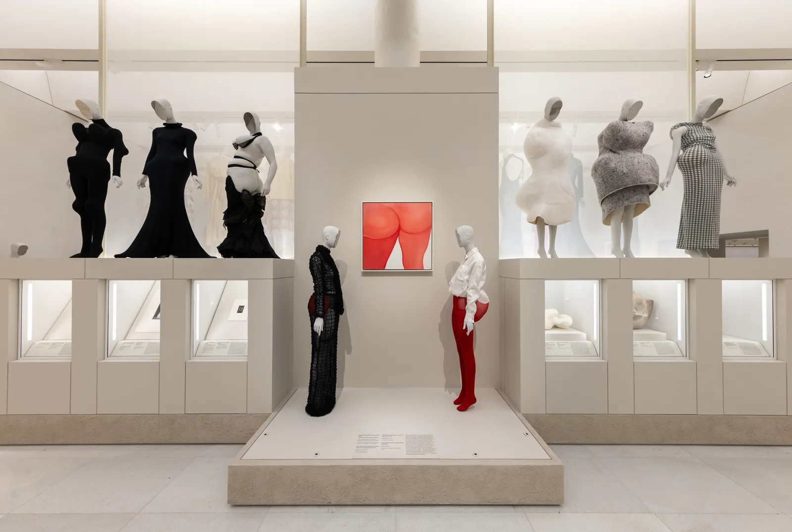L'image peut contenir une personne, des vêtements pour adultes, des gants, une peinture artistique et un mannequin de mariage.