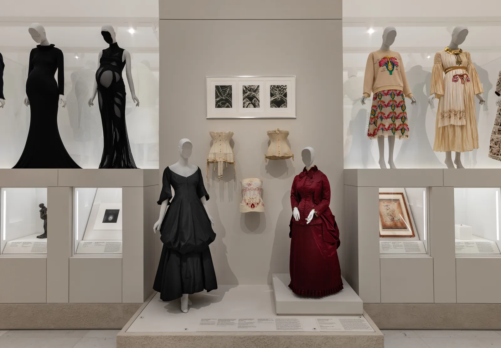 L'image peut contenir un mannequin de manteau et un mariage pour une personne adulte.