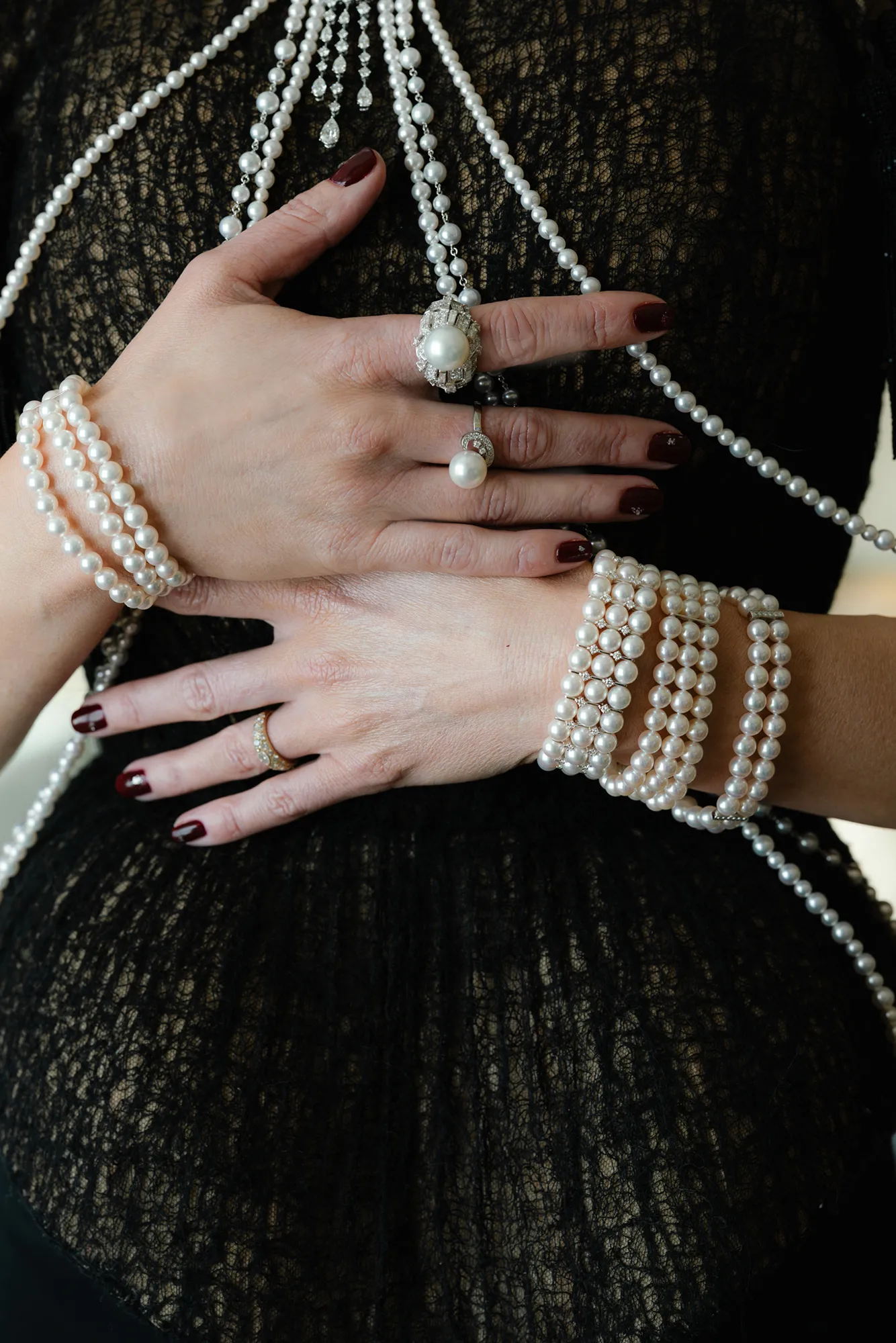 L'image peut contenir des accessoires Partie du corps Doigt Main Personne Bijoux Bracelet Bague Médicament et pilule