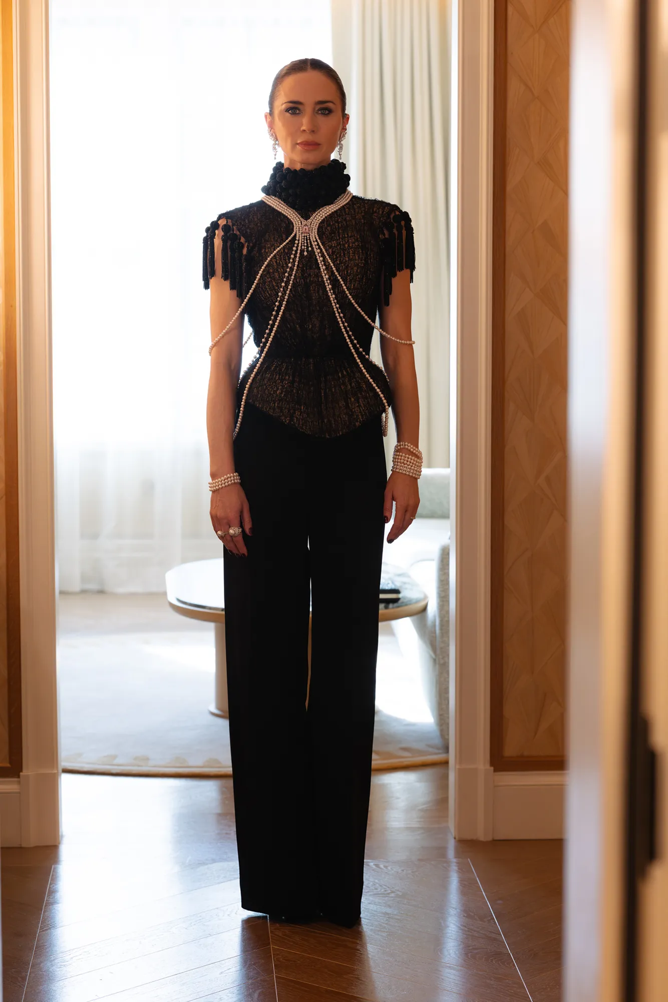 L'image peut contenir Emily Blunt Blouse Vêtements Manches Personne adulte Tenue de soirée Pantalon et robe
