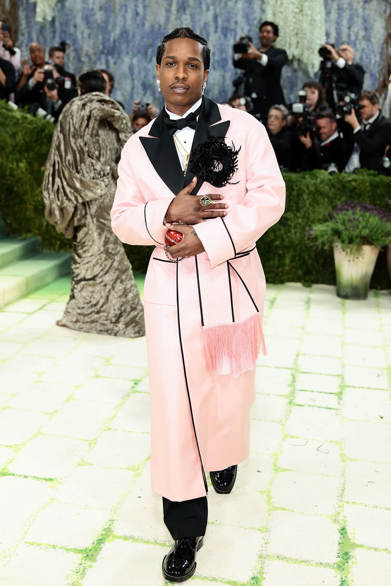 L'image peut contenir AAP Rocky Corneliu Coposu Vêtements Tenue de cérémonie Costume Personne debout adulte et manteau