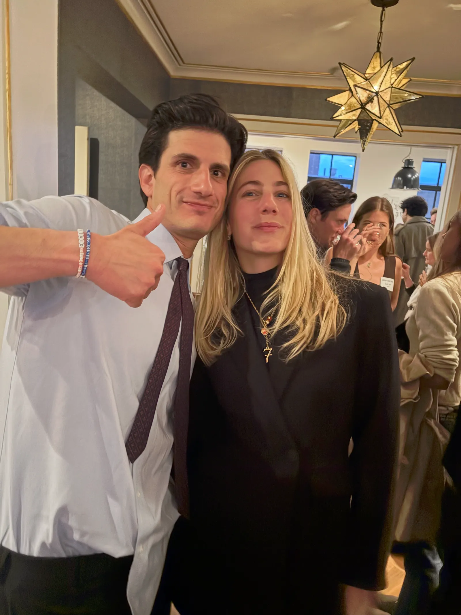 L'image peut contenir John Schlossberg Essie Jain Aurore Broutin Vêtements Chemise Tenue de soirée Partie du corps Doigt et main