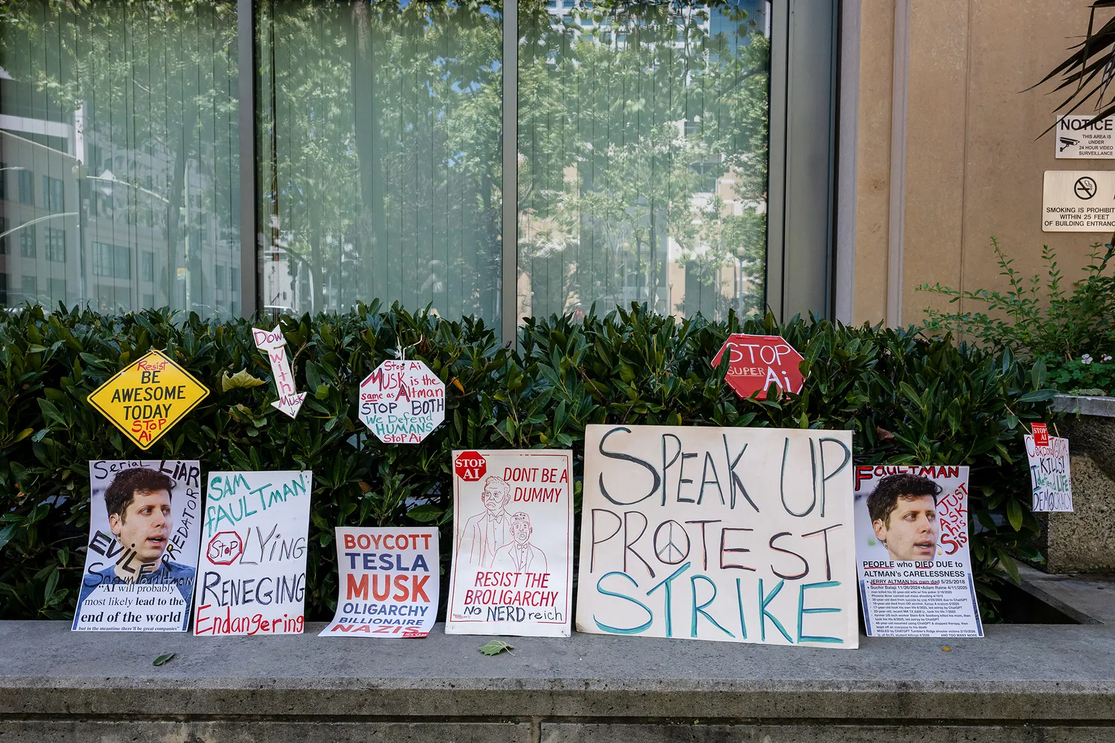 L'image peut contenir du texte Bébé Personne Symbole Fenêtre Rebord de fenêtre Visage et tête