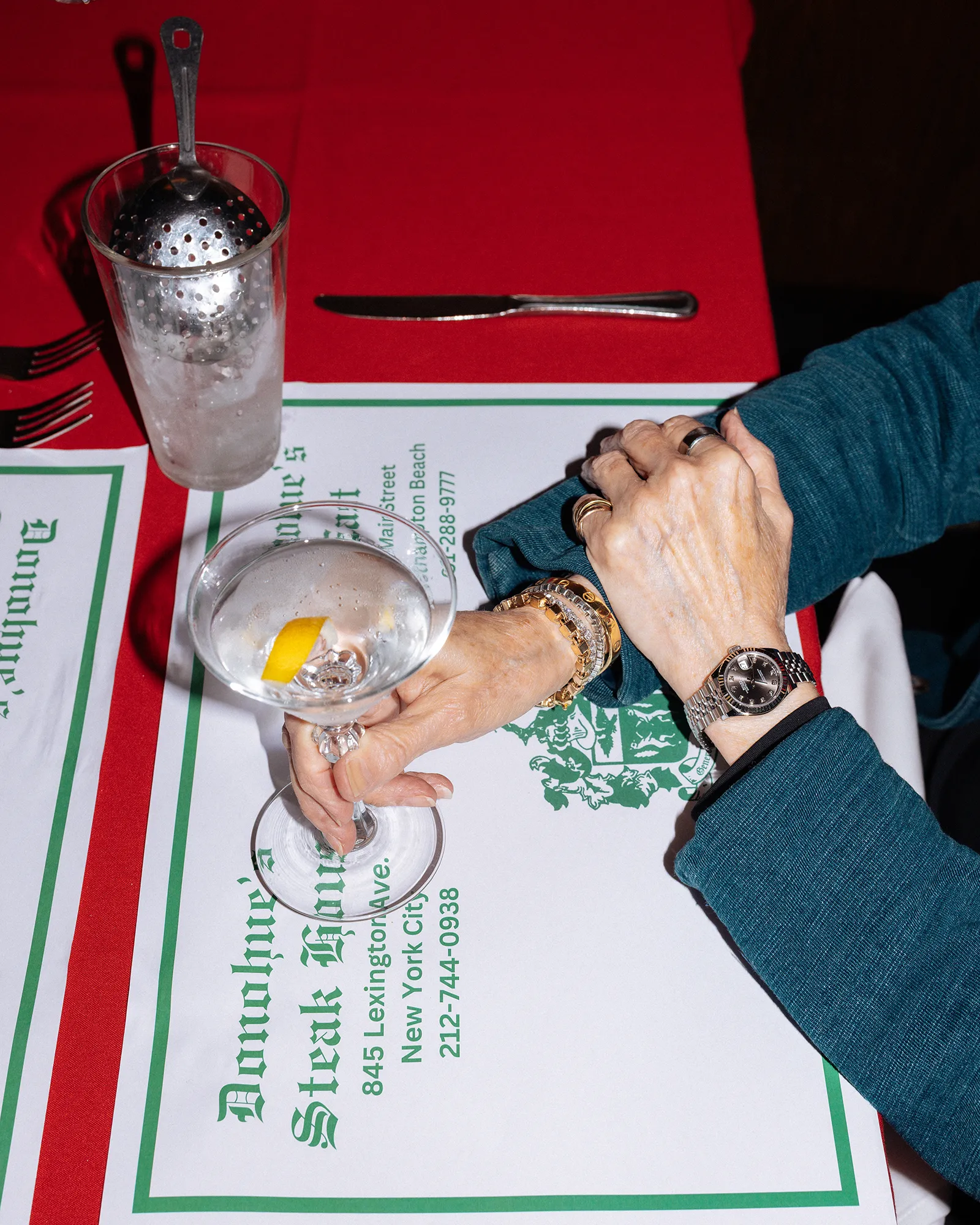 L'image peut contenir des meubles en verre, une table, une personne, une boisson alcoolisée et un cocktail.