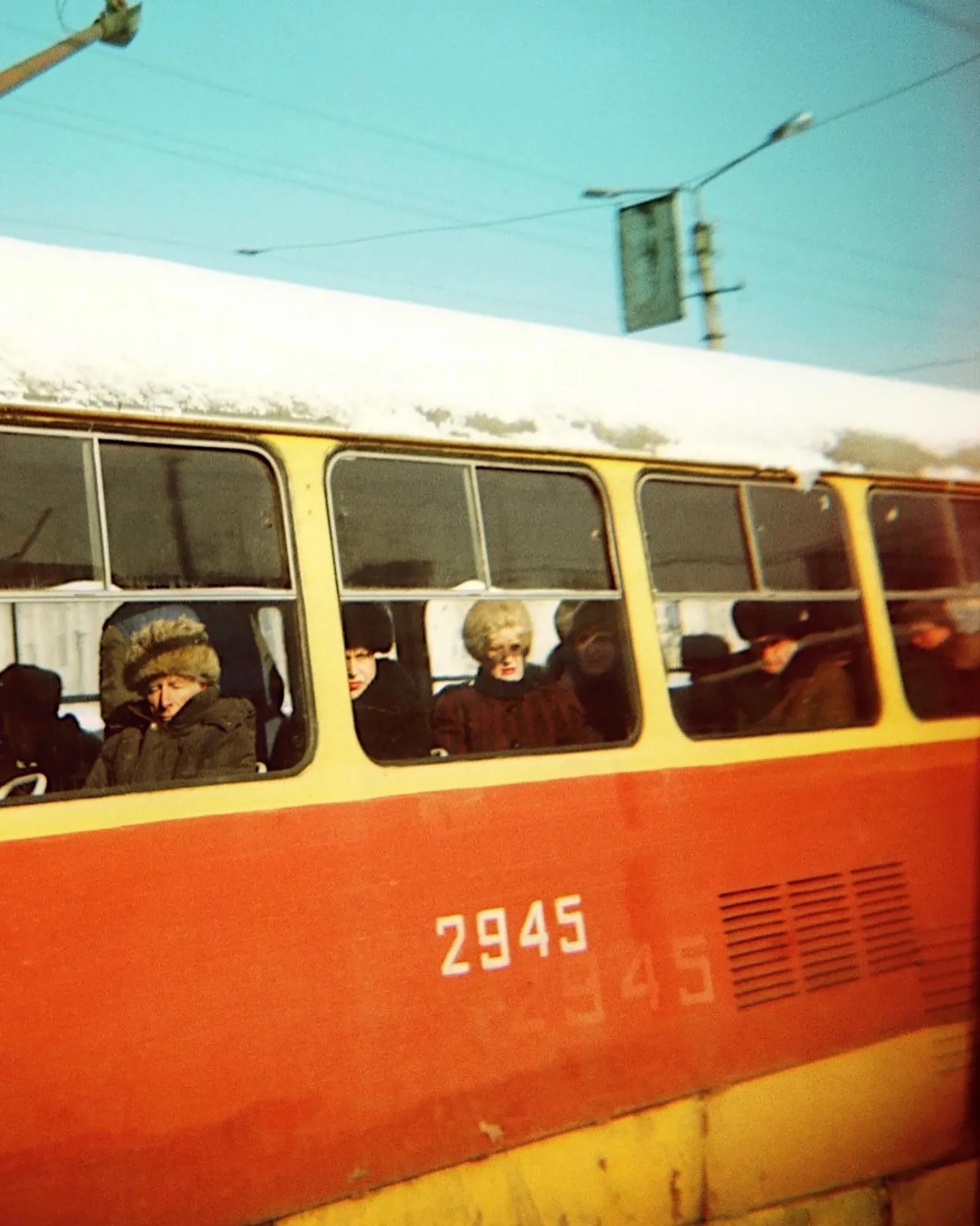 L'image peut contenir Stanley Kalms Baron Kalms Visage Tête Personne Photographie Portrait Enfant Adulte et Bus