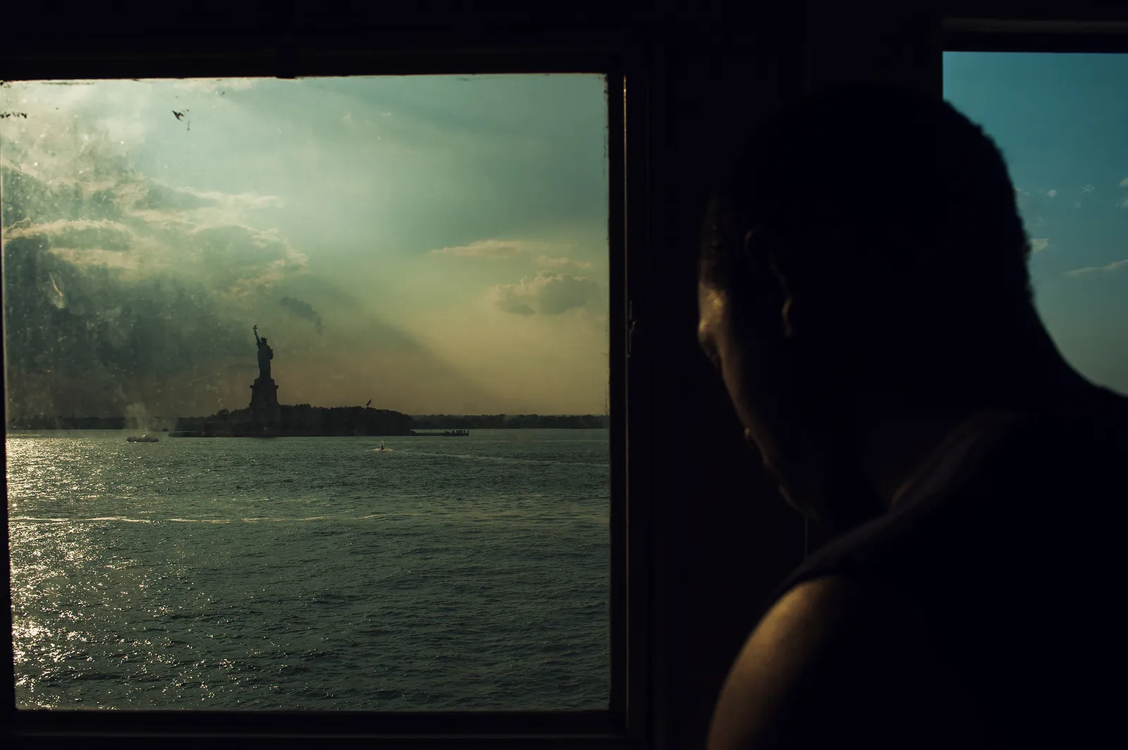 L'image contient peut-être Nature Extérieur Ciel Nuage Silhouette Bateau Voilier Transport Véhicule Visage Tête et personne