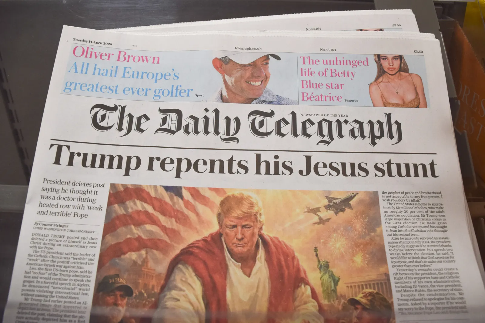 L'image peut contenir Rory McIlroy Donald Trump Texte de journal Personne adulte Visage Tête Avion et avion