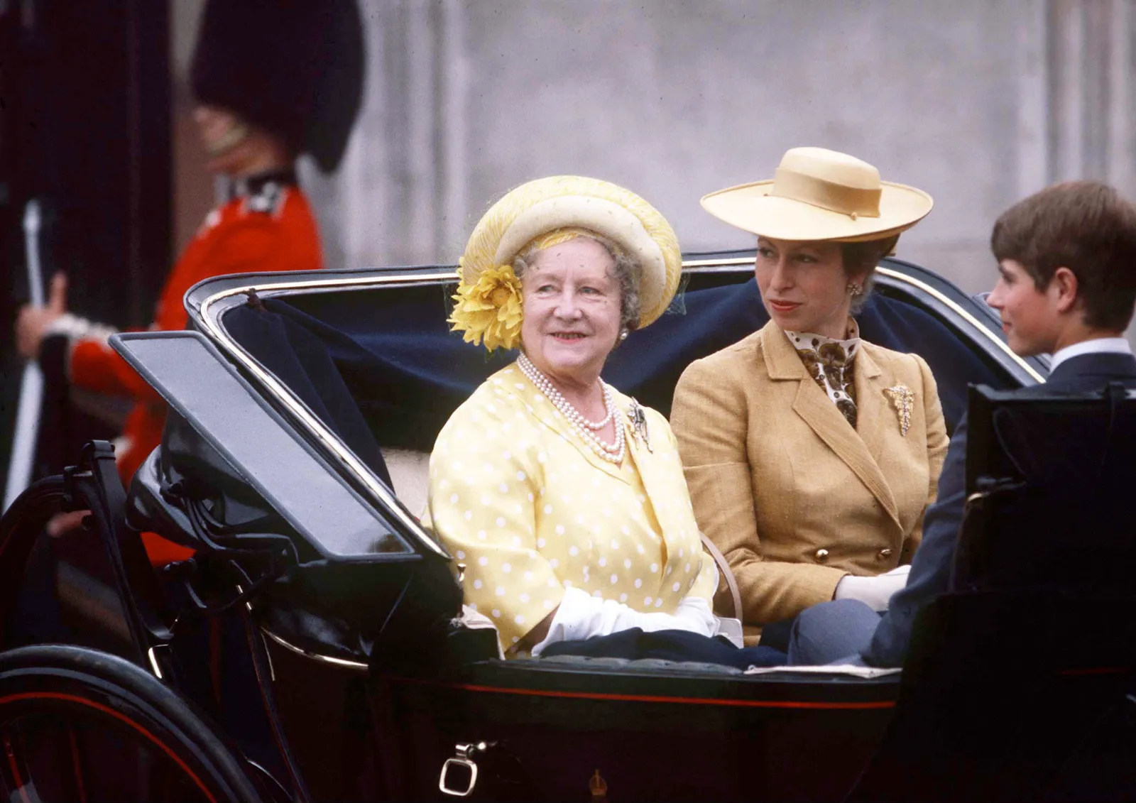 L'image peut contenir la reine Elizabeth, la reine mère Anne, la princesse, la personne royale, vêtements pour adultes, chapeau, visage et tête.