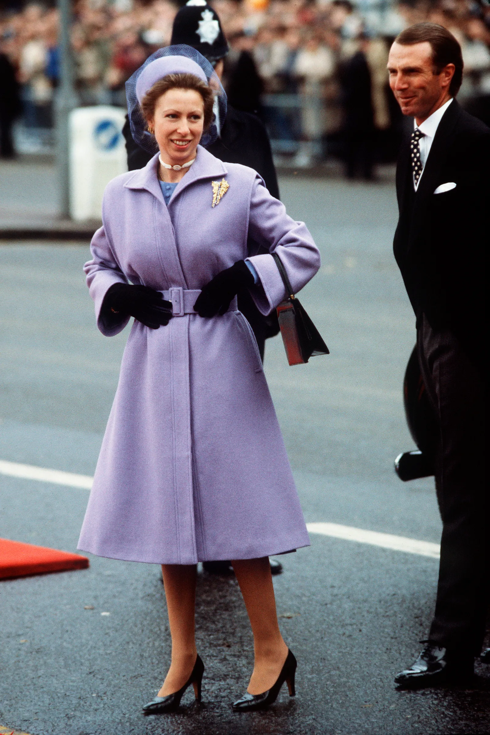 L'image peut contenir Anne Princess Royal Mark Phillips Personne Vêtements Gant Adulte Manteau Visage Tête et Accessoires