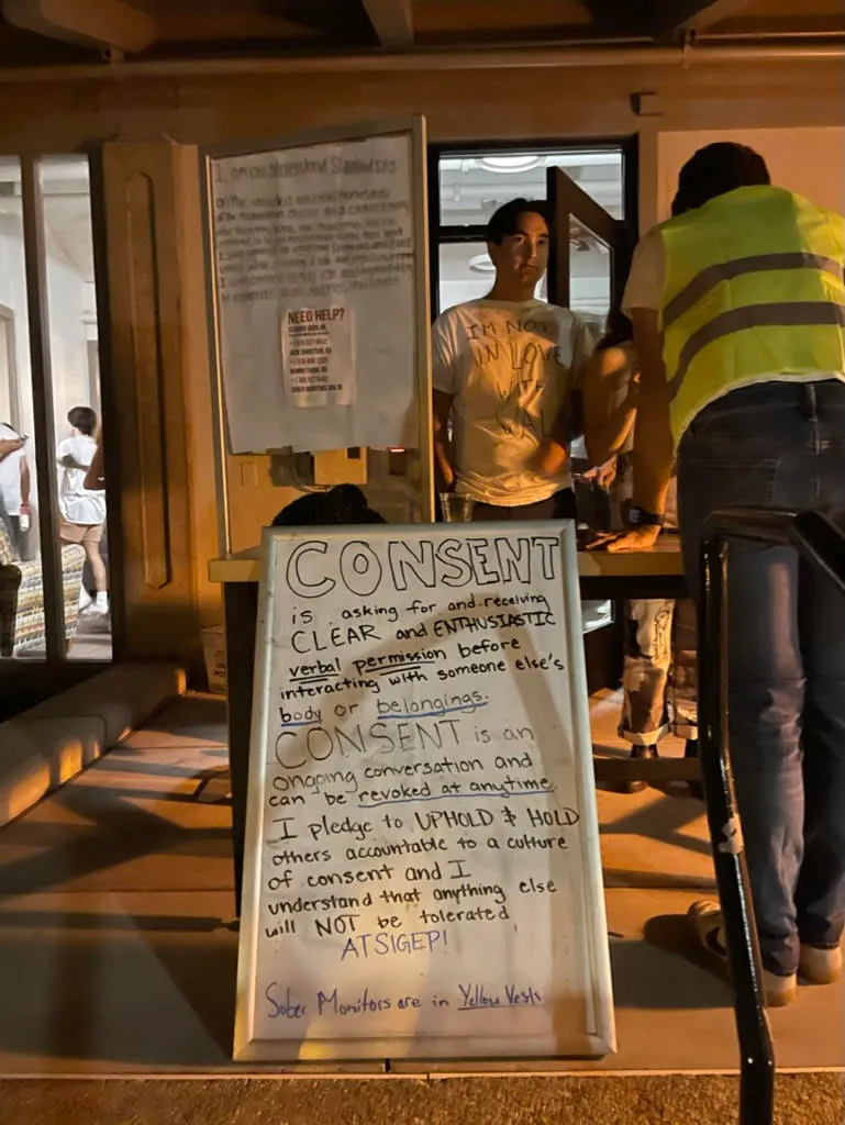 Party of None : Dans la guerre contre le plaisir de Stanford L'image peut contenir Chris Tashima Personne adulte Vêtements Chaussures Chaussures et texte