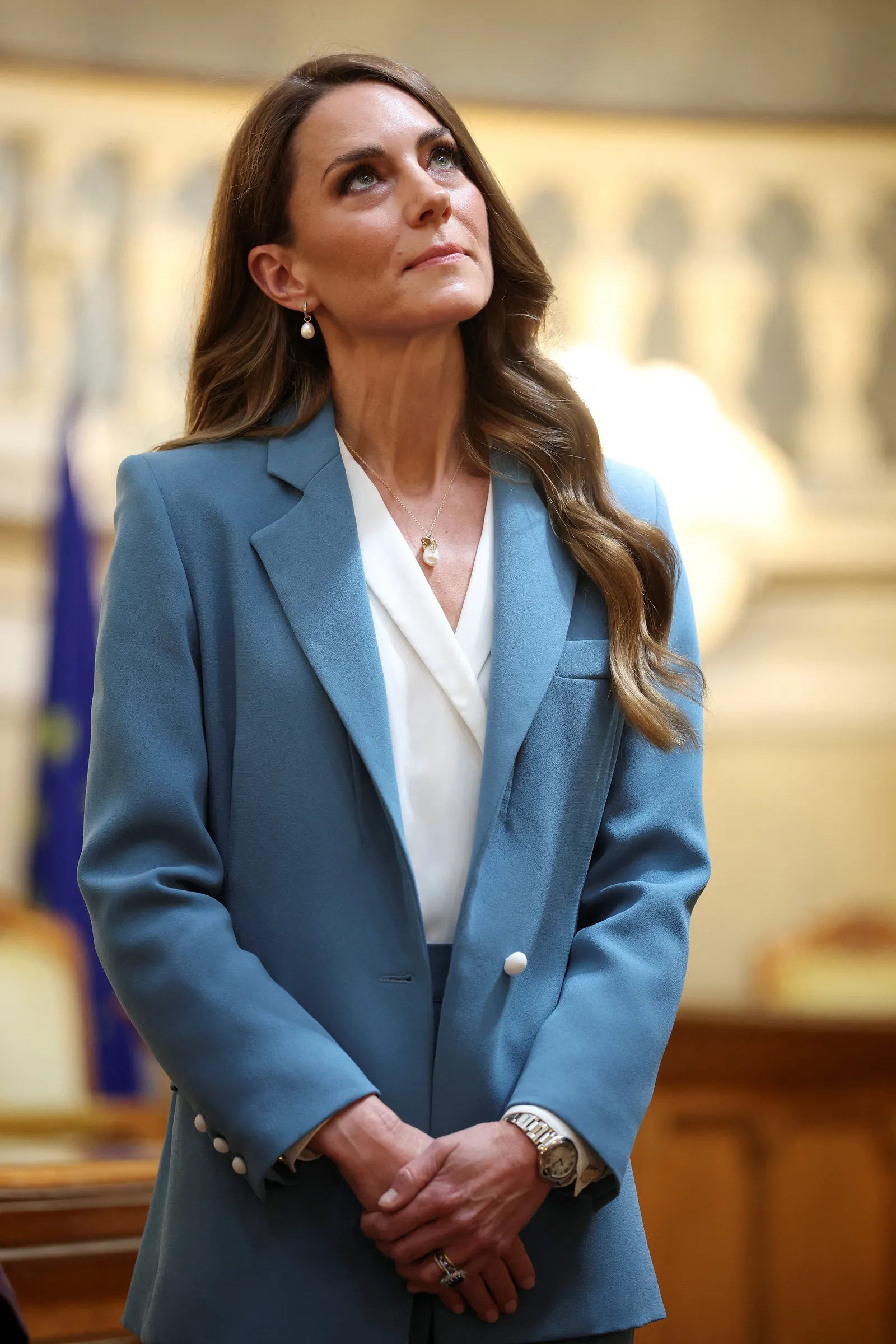 Kate Middleton porte un costume Blue Power pour son premier voyage solo à l'étranger depuis son diagnostic de cancer L'image peut contenir un blazer, un manteau, une veste, une tenue de soirée, un costume, une personne adulte, un visage, une tête, une photographie et un portrait.