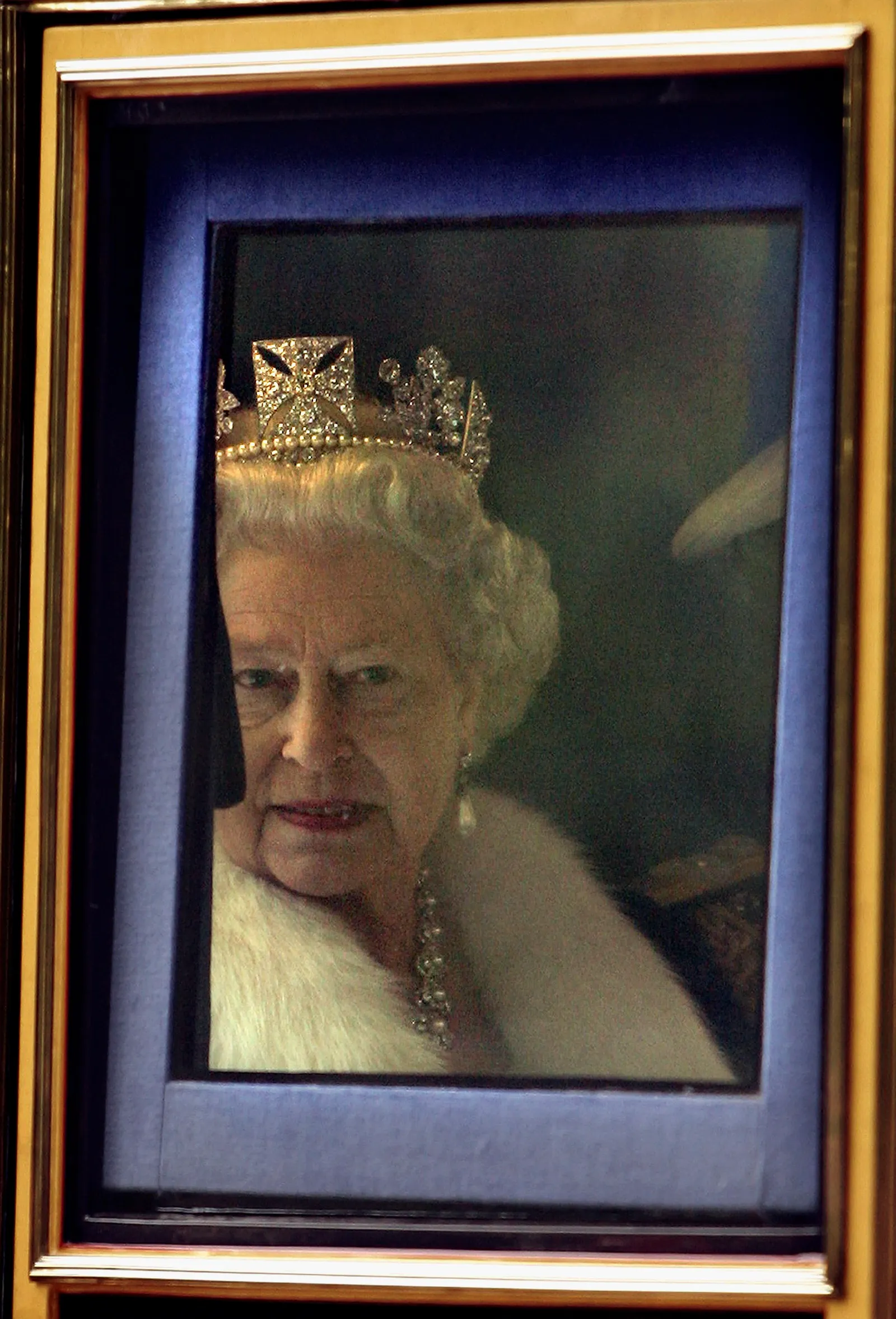 L'image peut contenir des accessoires pour personnes d'Elizabeth II, des bijoux de mariage pour adultes, le visage et la tête.