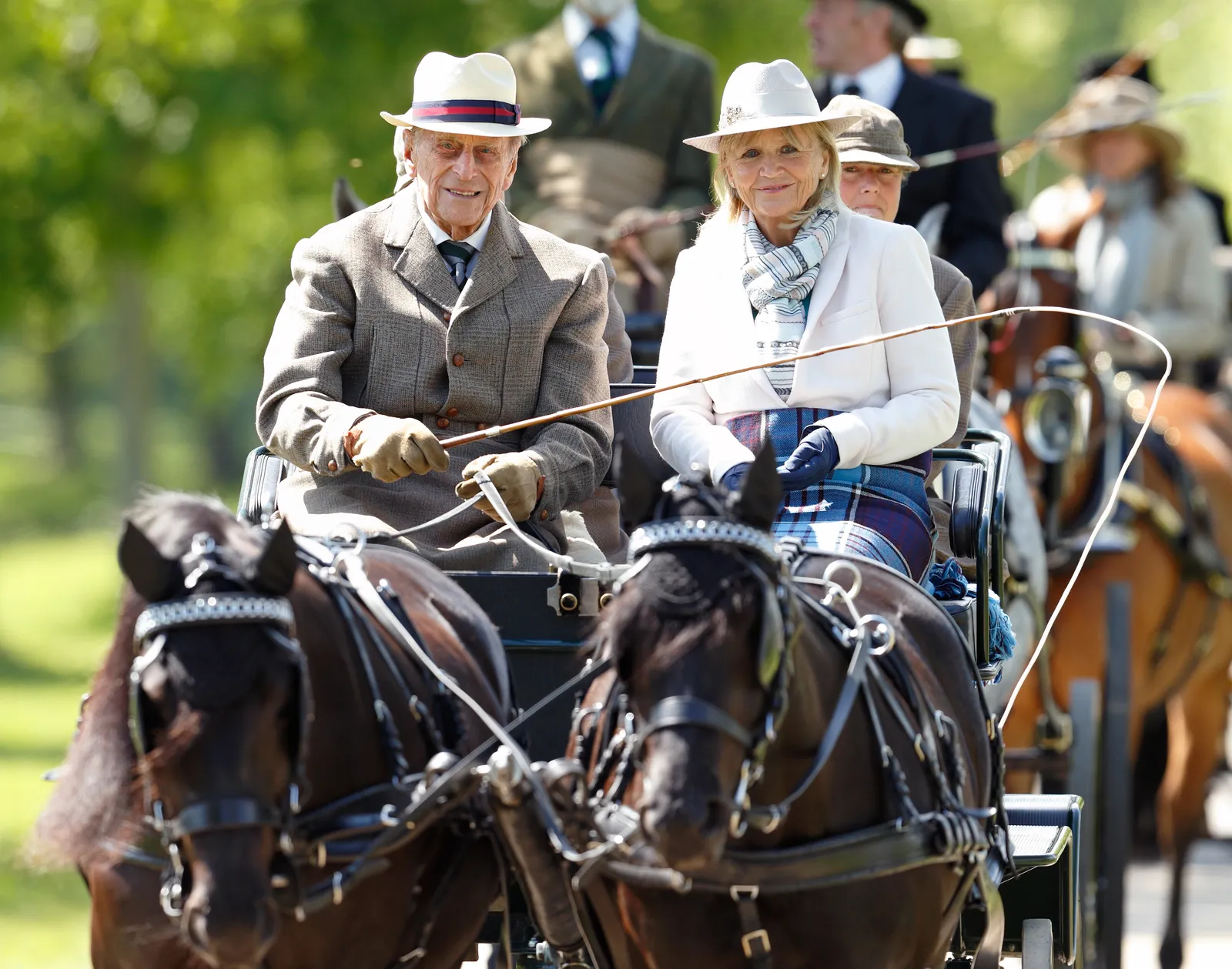 L'image contient peut-être le prince Philip, duc d'Édimbourg, Katherine HullKirk, vêtements pour adultes, gants et chapeau.