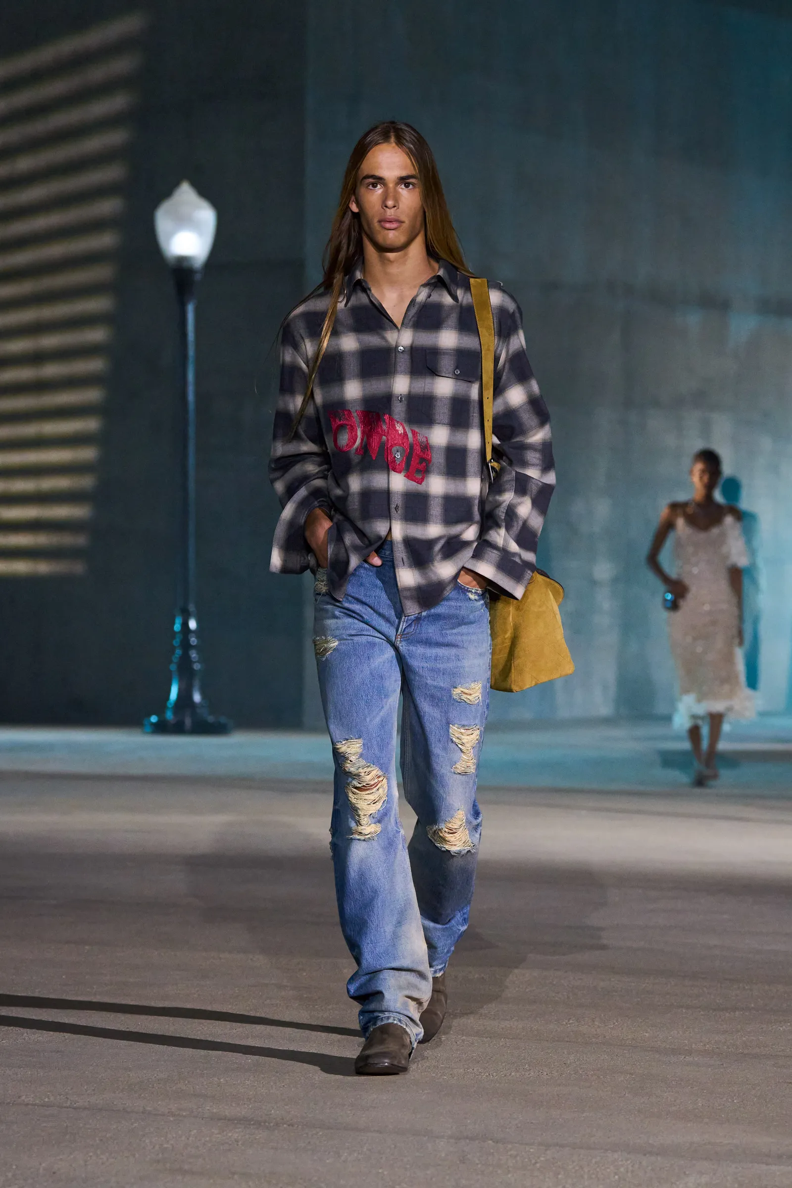 L'image peut contenir des vêtements, des pantalons, des jeans, une personne adulte et un manteau.