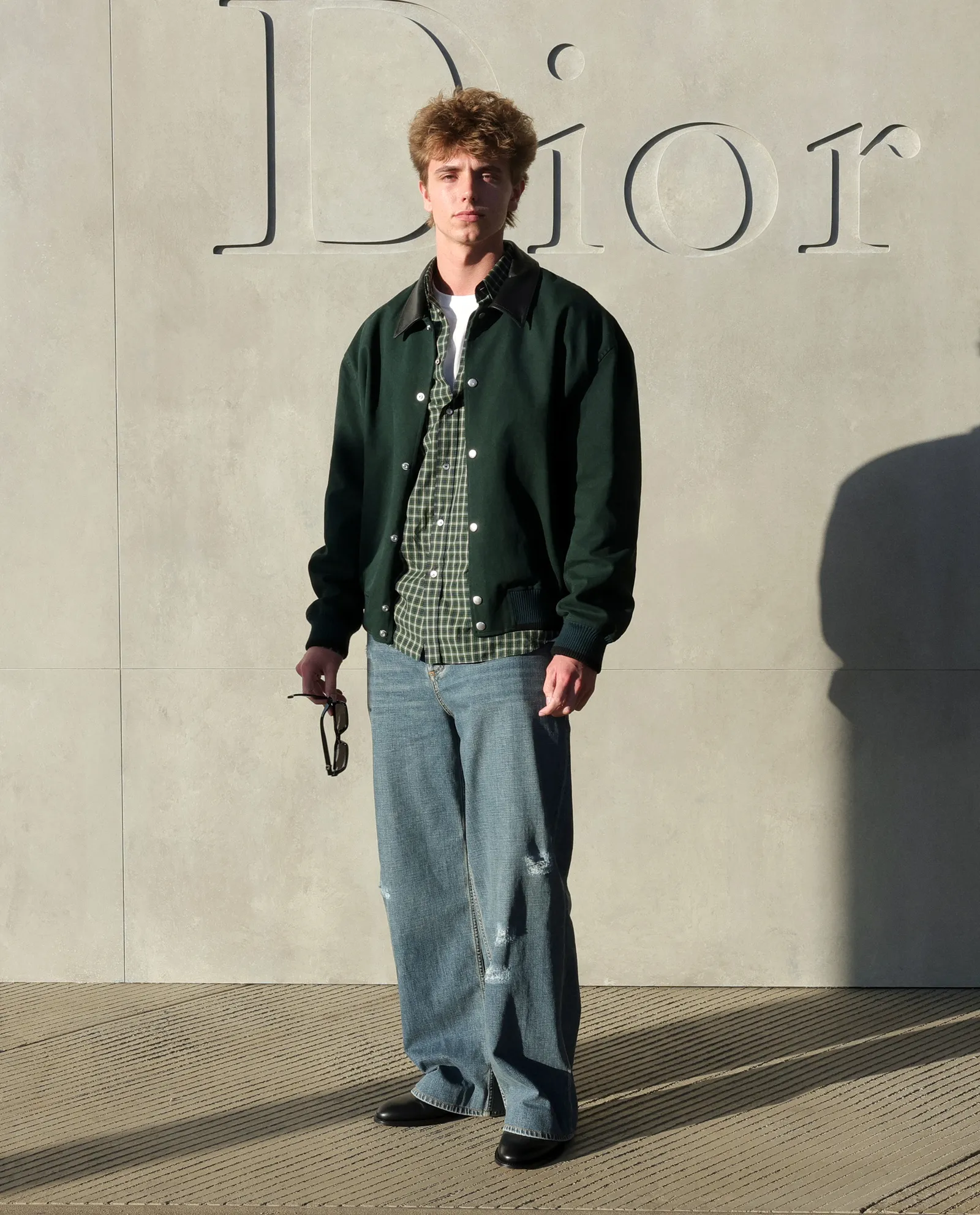L'image peut contenir Parry Glasspool Vêtements Pantalon Personne debout Manteau Veste Jeans Adulte Blazer et tenue de soirée
