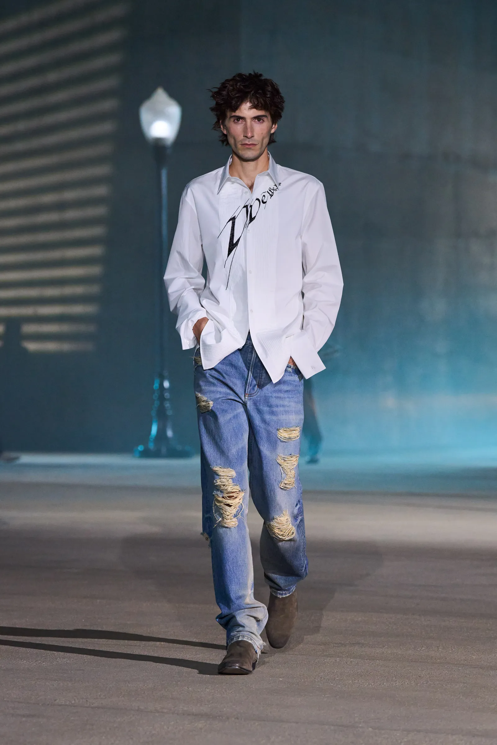 L'image peut contenir des vêtements Pantalons Personne adulte Jeans Manteau Performer Solo Performance Chaussures et chaussures