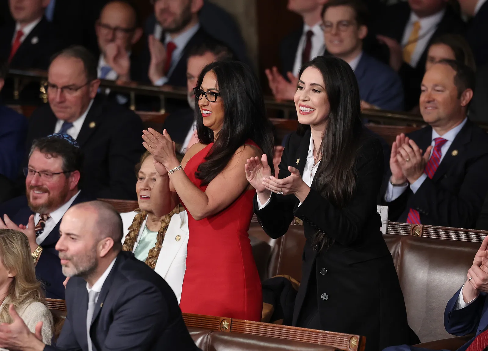 Anna Paulina Luna a pour mission de révéler les plus grands secrets du gouvernement L'image peut contenir le harcèlement criminel de Gia Aumua Amata Galen Weston Jr. Personne adulte Applaudissements Accessoires Tenue de soirée et cravate
