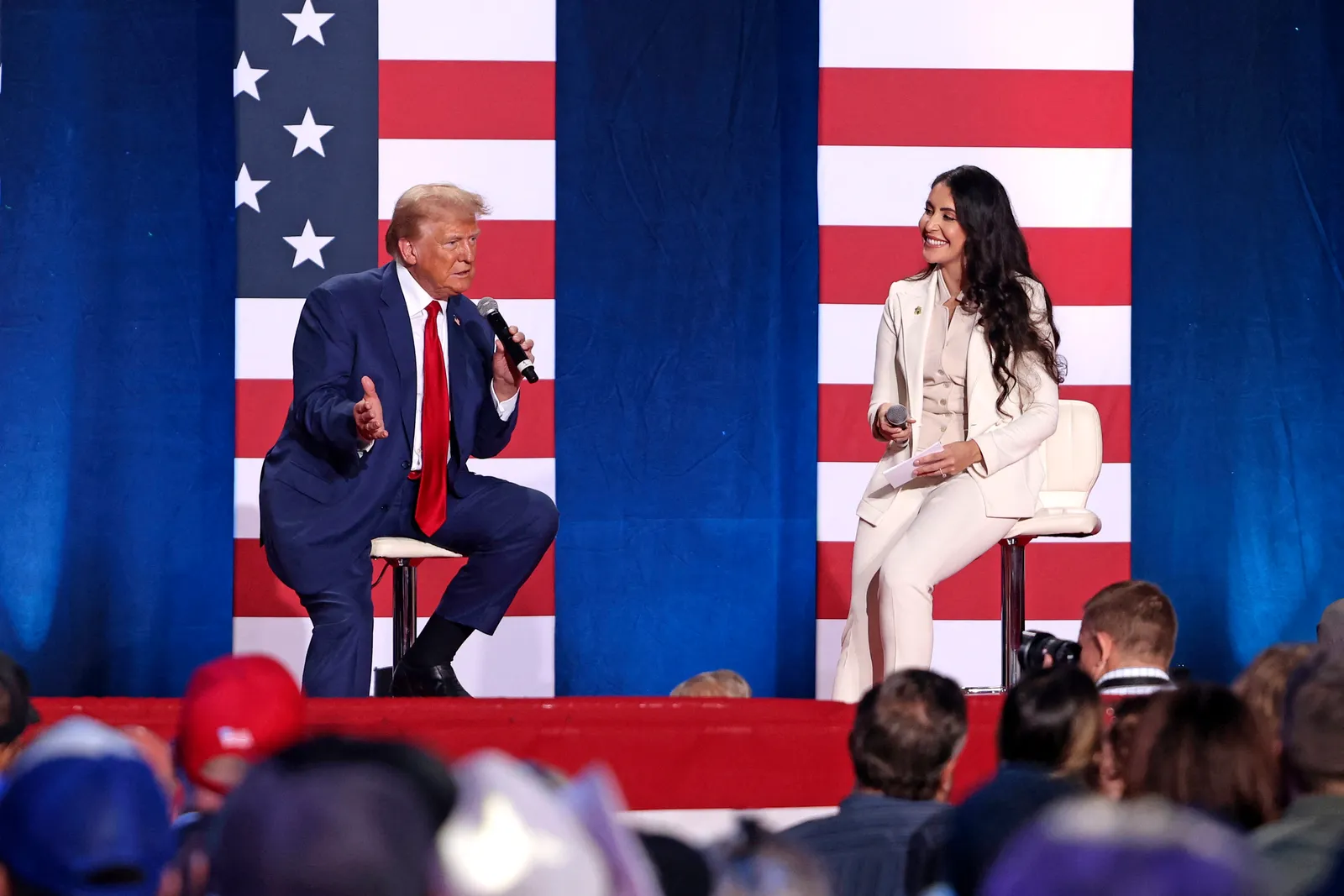 Anna Paulina Luna a pour mission de révéler les plus grands secrets du gouvernement L'image contient peut-être Donald Trump Foule Personne Adulte Public Enfant Discours Personnes Habillement Chaussures Chaussure et visage