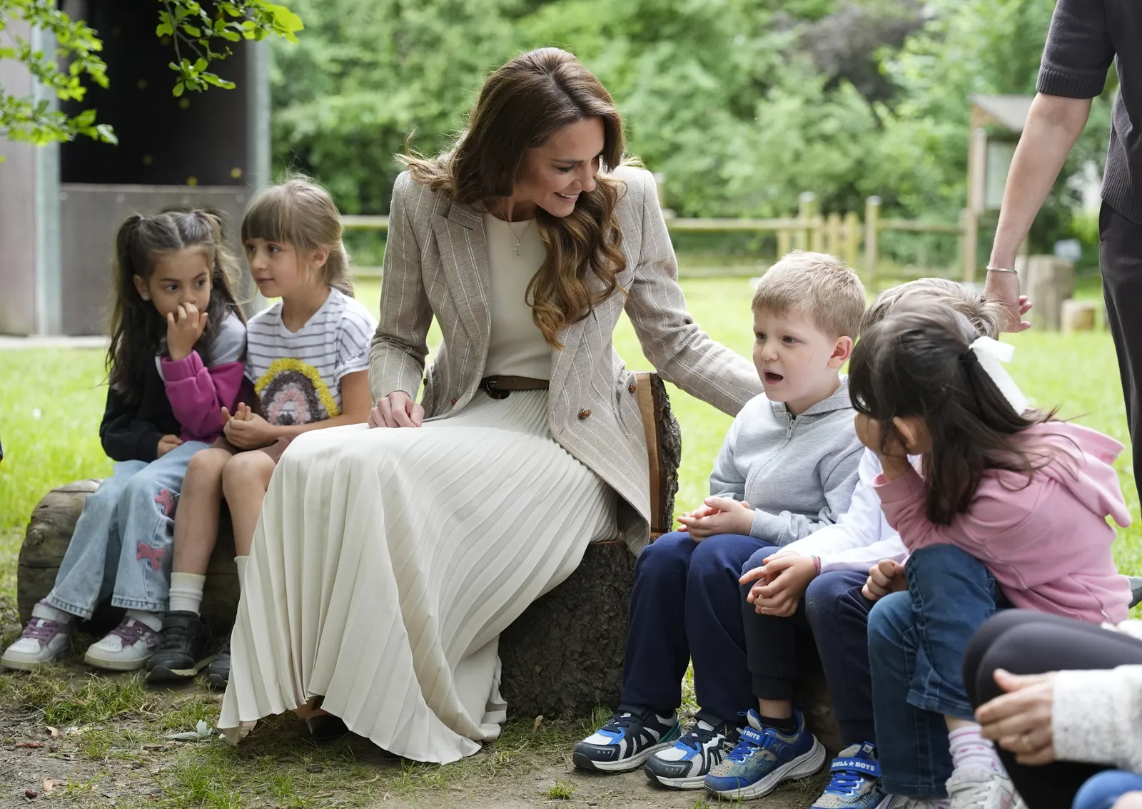 Kate Middleton rend visite aux jardins d'enfants lors du dernier jour de son voyage en Italie : « J'aimerais que toutes les écoles du monde soient comme ça » L'image contient peut-être des personnes Personne Vêtements Chaussures Chaussure Adulte Enfant Assis Pantalon Tête Visage Cheveux et cheveux bruns