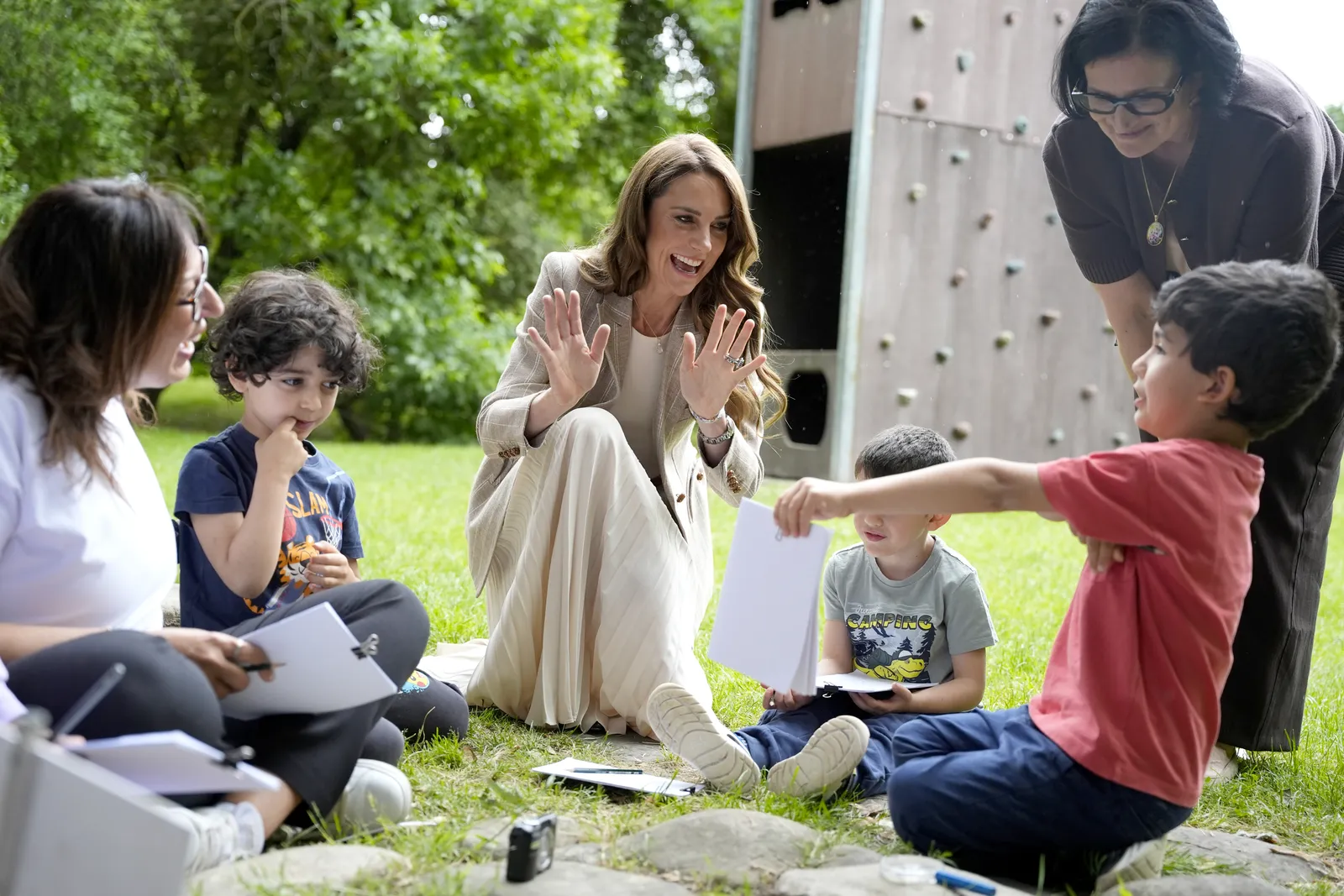 Kate Middleton rend visite aux jardins d'enfants lors du dernier jour de son voyage en Italie : « J'aimerais que toutes les écoles du monde soient comme ça » L'image peut contenir une personne adulte, un visage d'enfant, une tête et des personnes