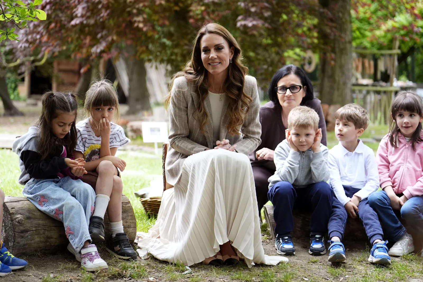 Kate Middleton rend visite aux jardins d'enfants lors du dernier jour de son voyage en Italie : « J'aimerais que toutes les écoles du monde soient comme ça » L'image contient peut-être des personnes Personne Adulte Enfant Assis Accessoires Lunettes Visage Tête Photographie et portrait