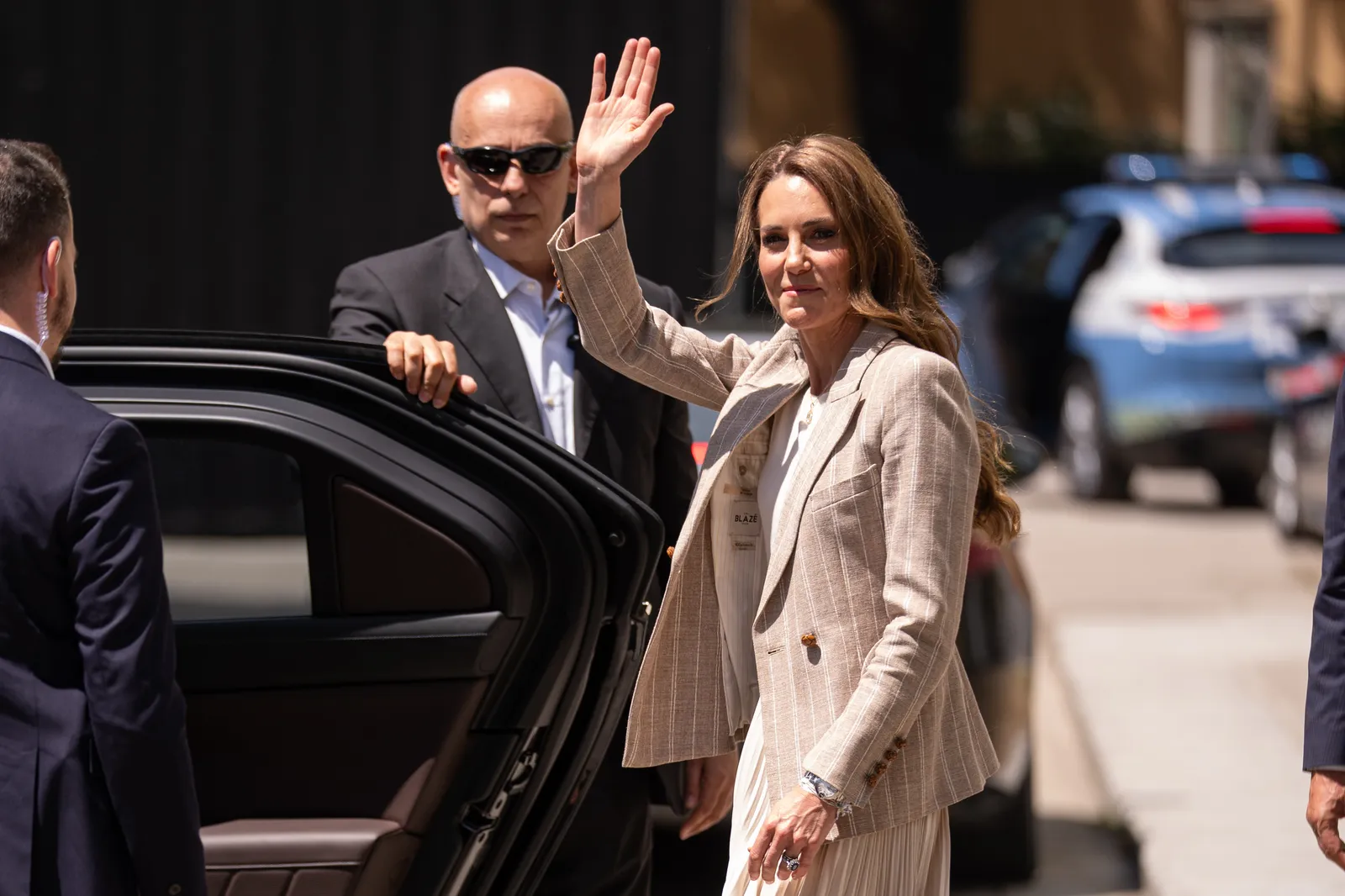 Kate Middleton rend visite aux jardins d'enfants lors du dernier jour de son voyage en Italie : « J'aimerais que toutes les écoles du monde soient comme ça » L'image peut contenir Elizabeth Garrett Personne Vêtements pour adultes Manteau Tenue de soirée Accessoires de costume Lunettes Visage et tête