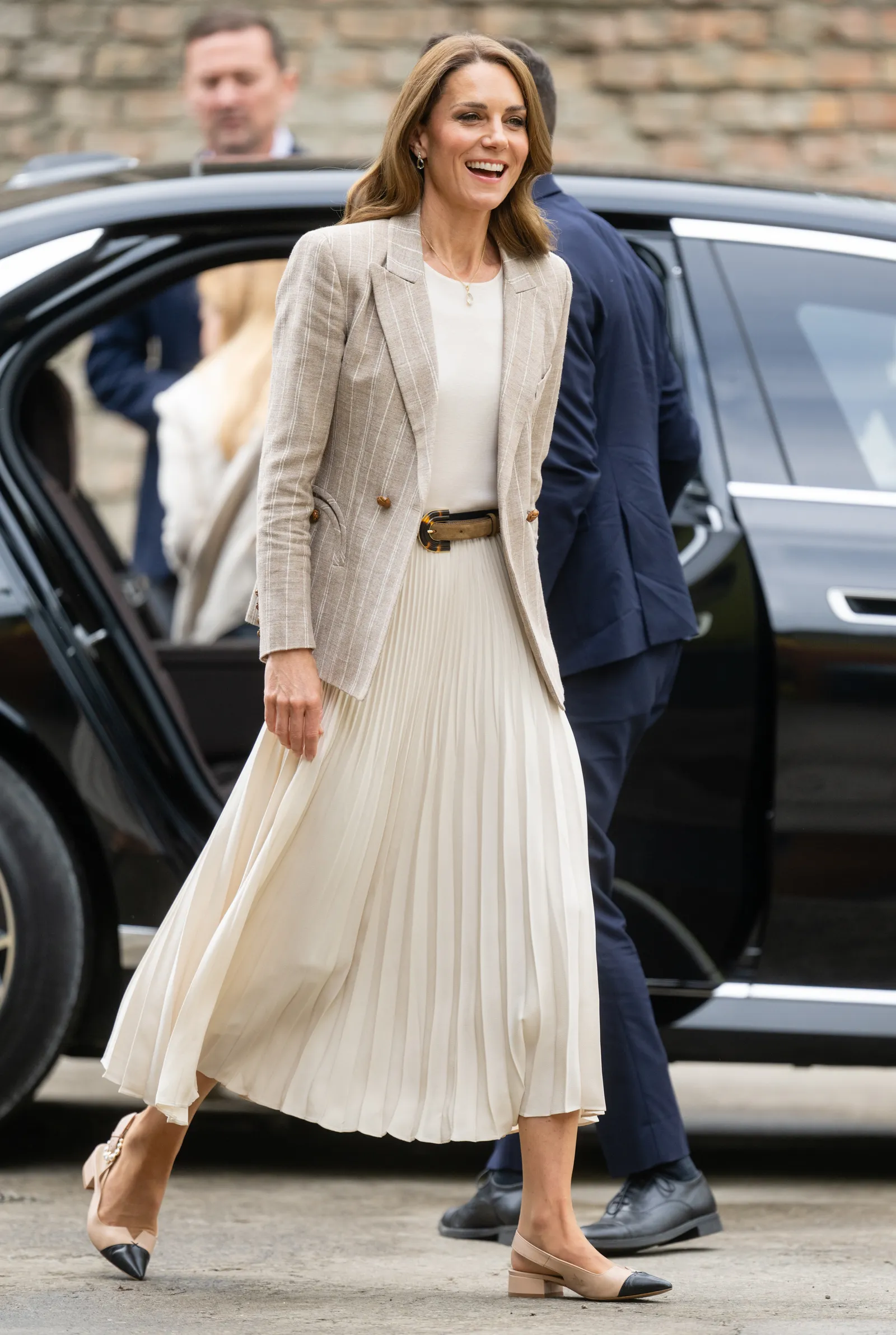 Kate Middleton rend visite aux jardins d'enfants lors du dernier jour de son voyage en Italie : « J'aimerais que toutes les écoles du monde soient comme ça » L'image peut contenir une personne Vêtements pour adultes Manteau Blazer Veste Transport en voiture et véhicule