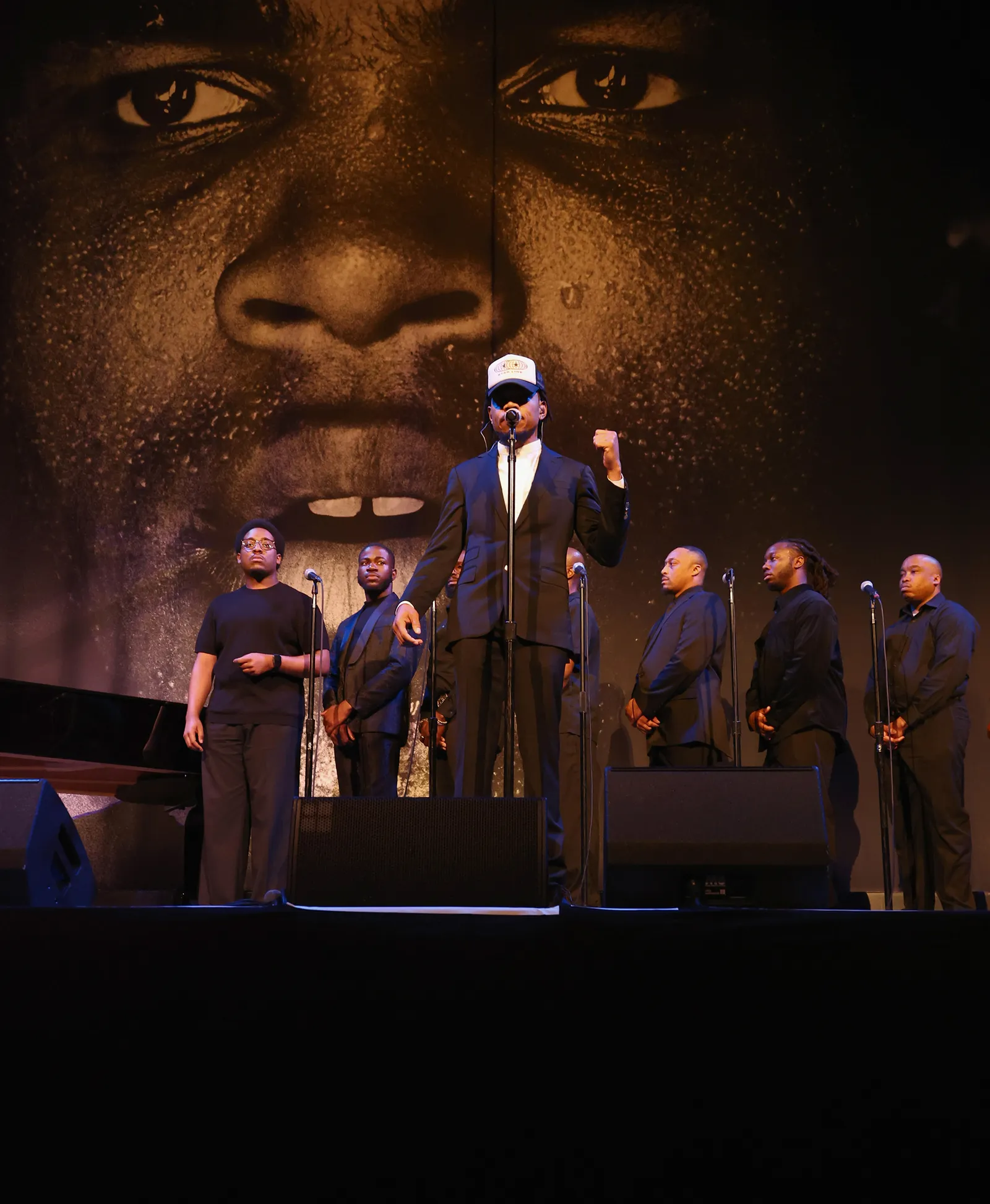 Fête Accompli : John Legend, Chance the Rapper, Elizabeth Alexander et Lonnie Ali ont été honorés lors du gala annuel Gordon Parks L'image peut contenir Muhammad Ali Éclairage de scène Vêtements de cérémonie Costume Adulte Personne Manteau Concert et foule