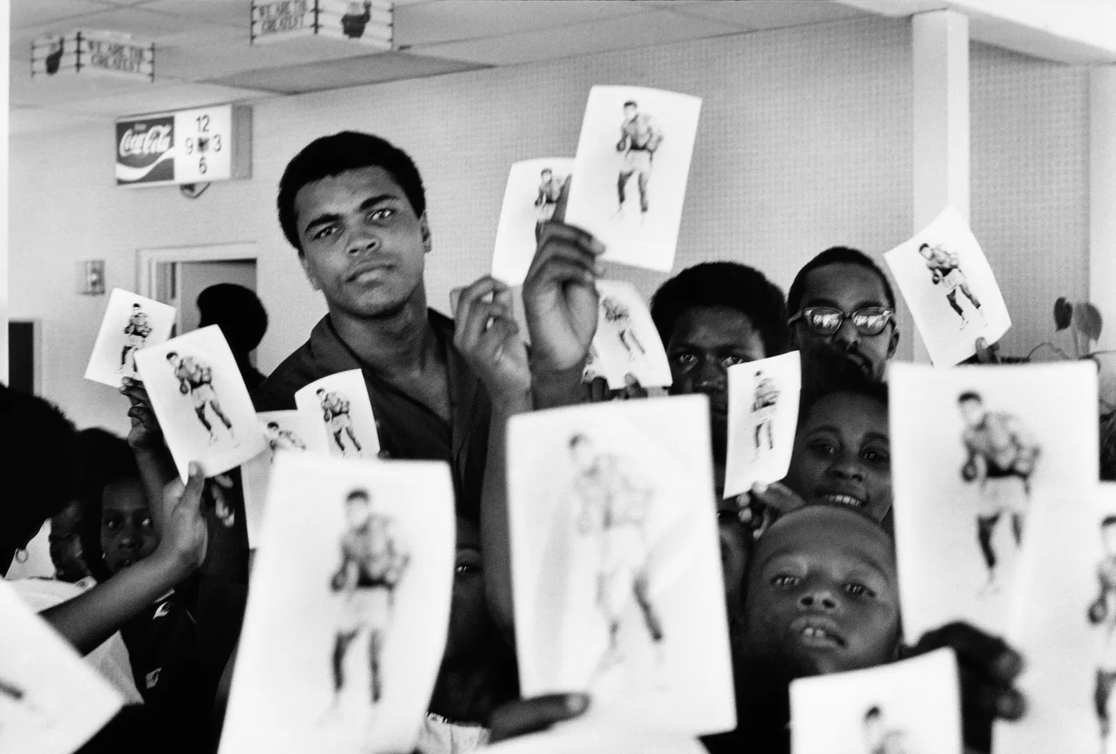 Fête Accompli : John Legend, Chance the Rapper, Elizabeth Alexander et Lonnie Ali ont été honorés lors du gala annuel Gordon Parks L'image peut contenir Muhammad Ali Visage Tête Personne Photographie Portrait Partie du corps Doigt Main Accessoires et lunettes